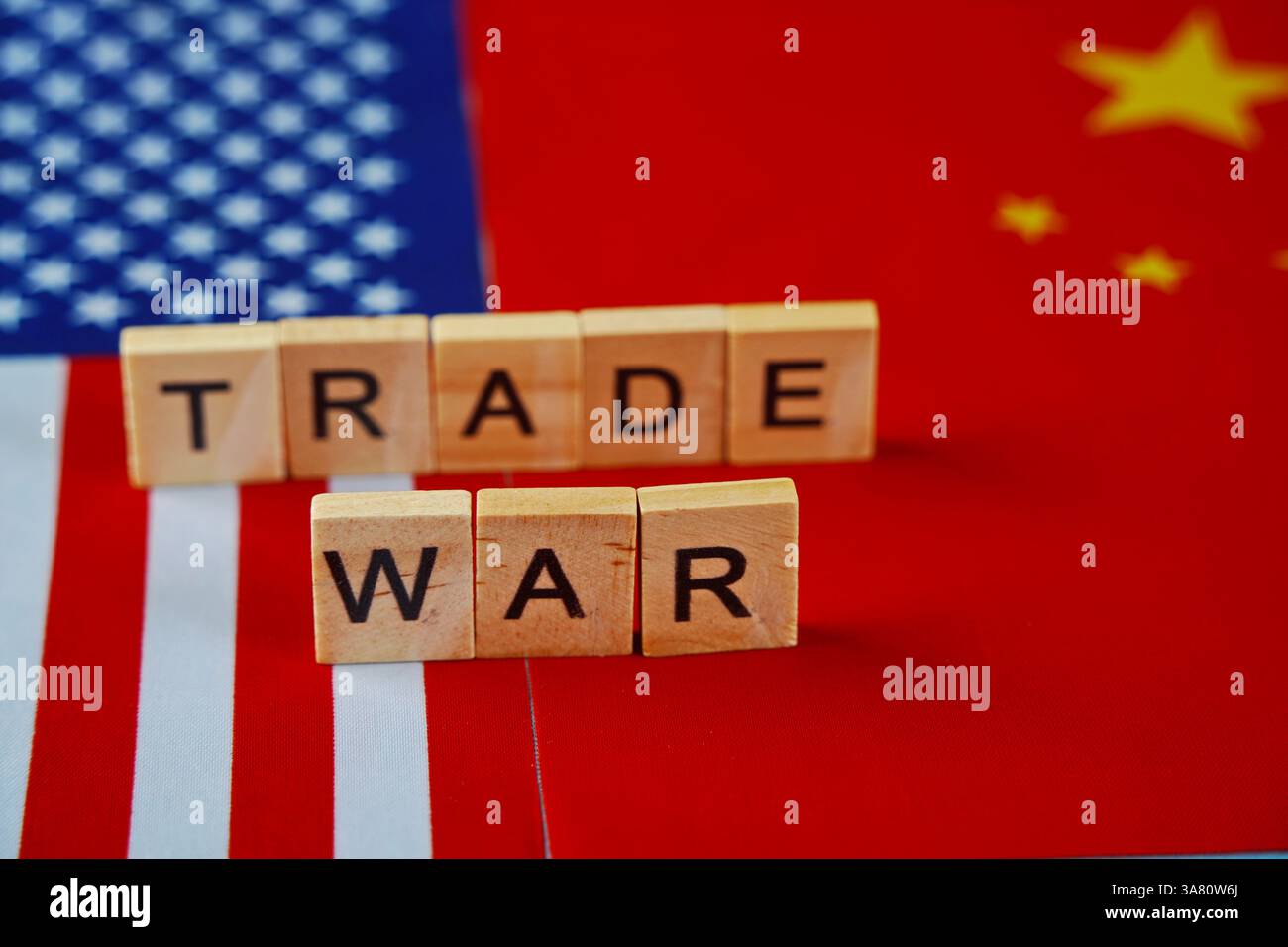 La bandiera degli Stati Uniti e la bandiera della Cina. L'iscrizione sul loro sfondo: Guerra commerciale. Foto Stock