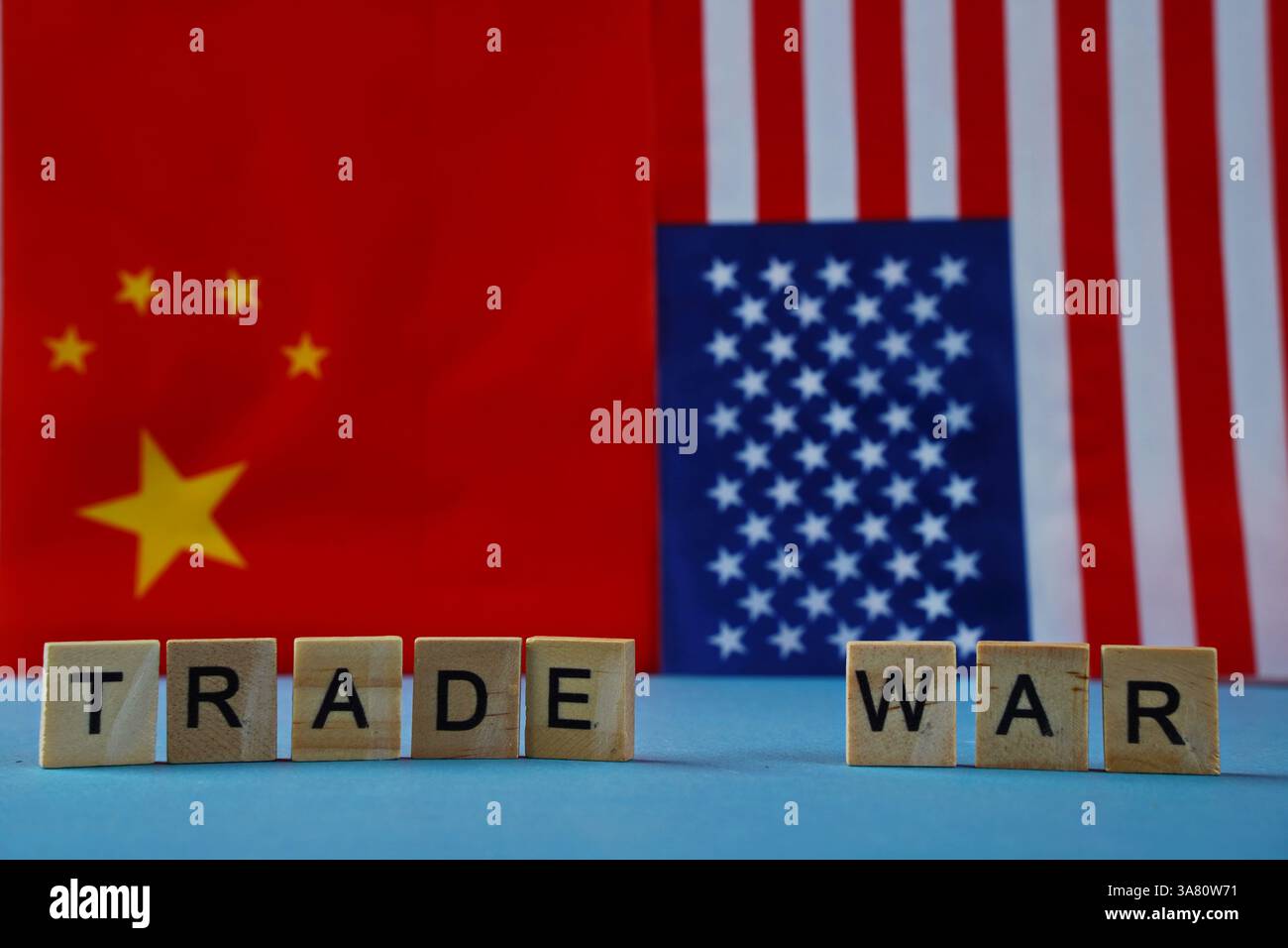 La bandiera degli Stati Uniti e la bandiera della Cina. L'iscrizione sul loro sfondo: Guerra commerciale. Foto Stock