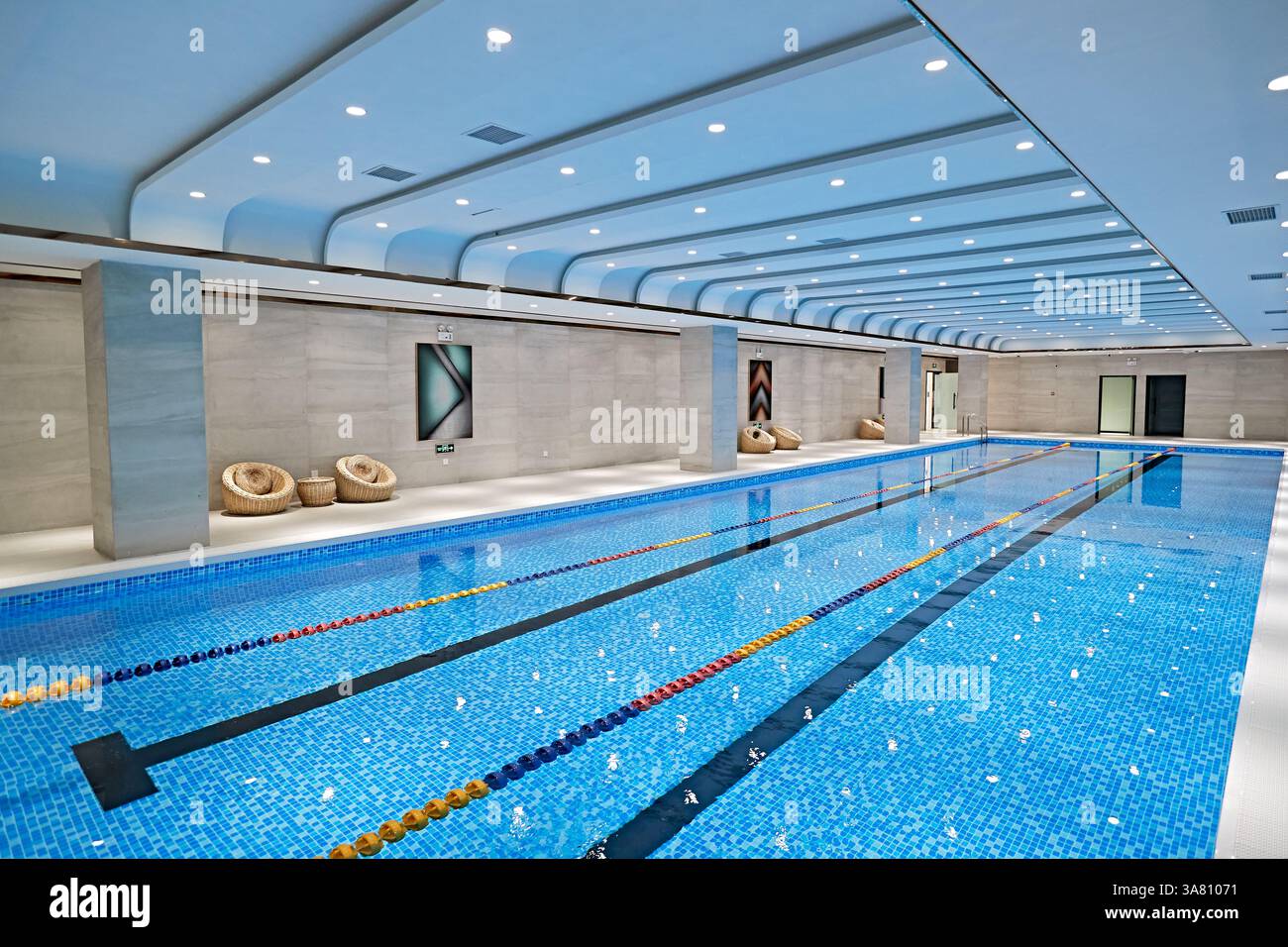 Lussuosa piscina interna con soffitto curvo Foto Stock