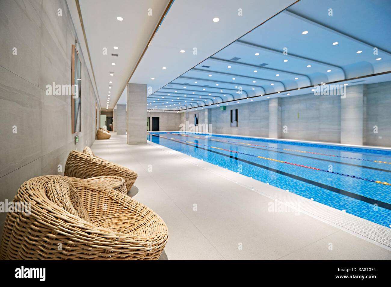 Lussuosa piscina interna con soffitto curvo Foto Stock