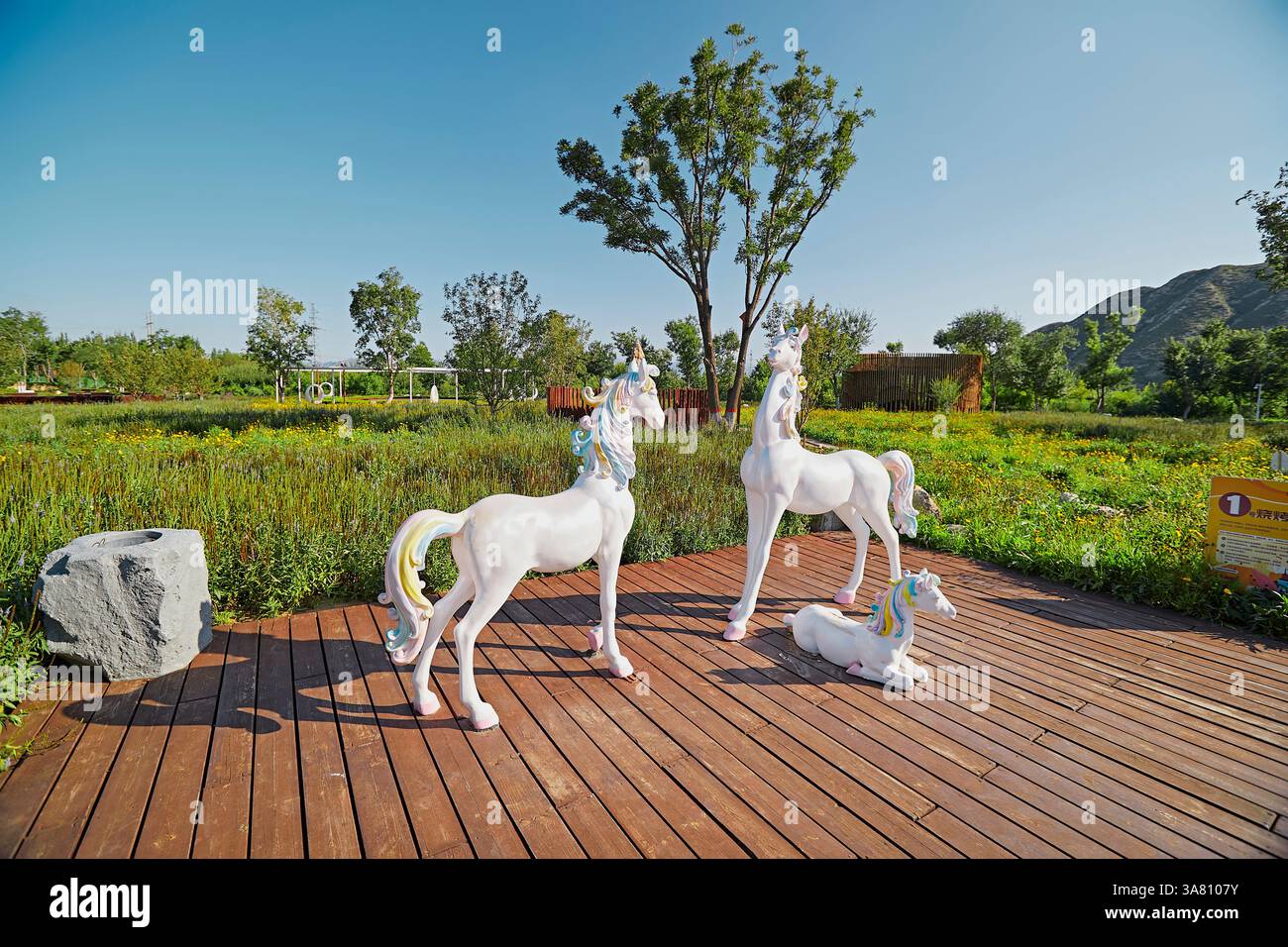 Parco per famiglie con attrezzature da gioco e vegetazione Foto Stock