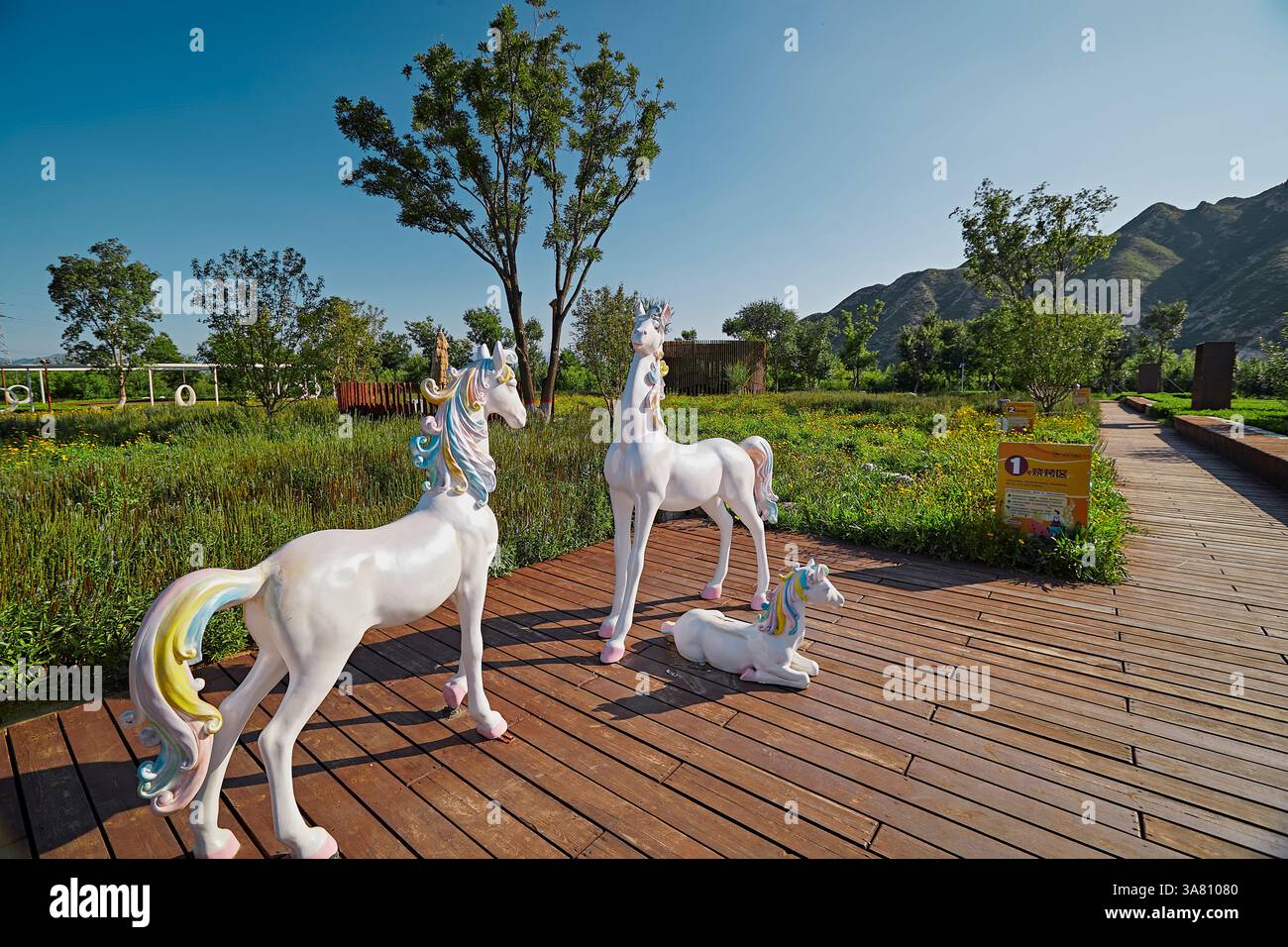 Parco per famiglie con attrezzature da gioco e vegetazione Foto Stock