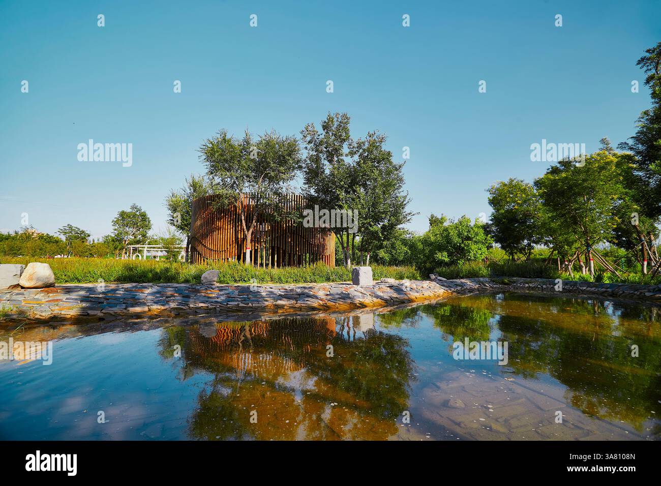 Parco per famiglie con attrezzature da gioco e vegetazione Foto Stock