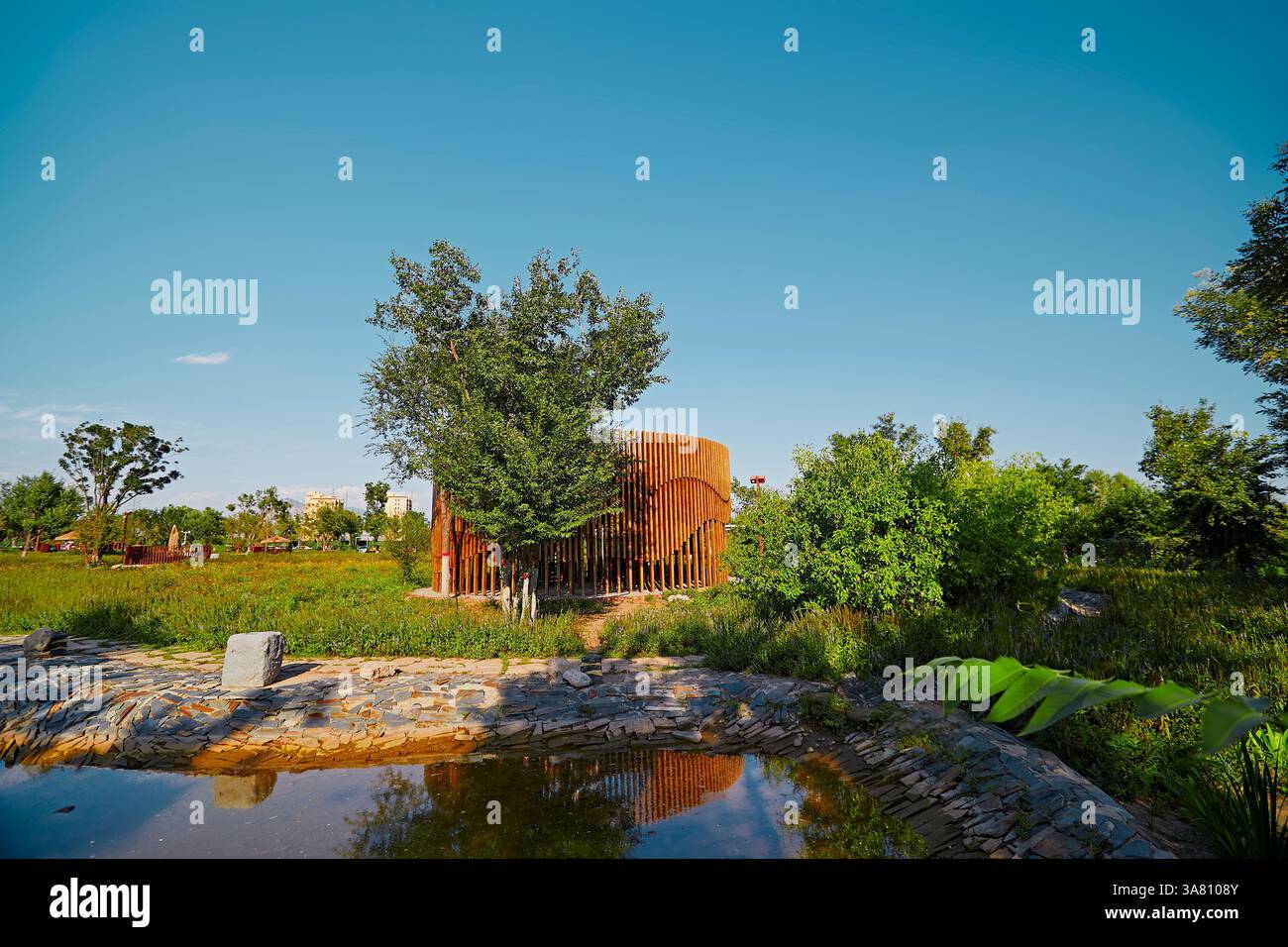 Parco per famiglie con attrezzature da gioco e vegetazione Foto Stock