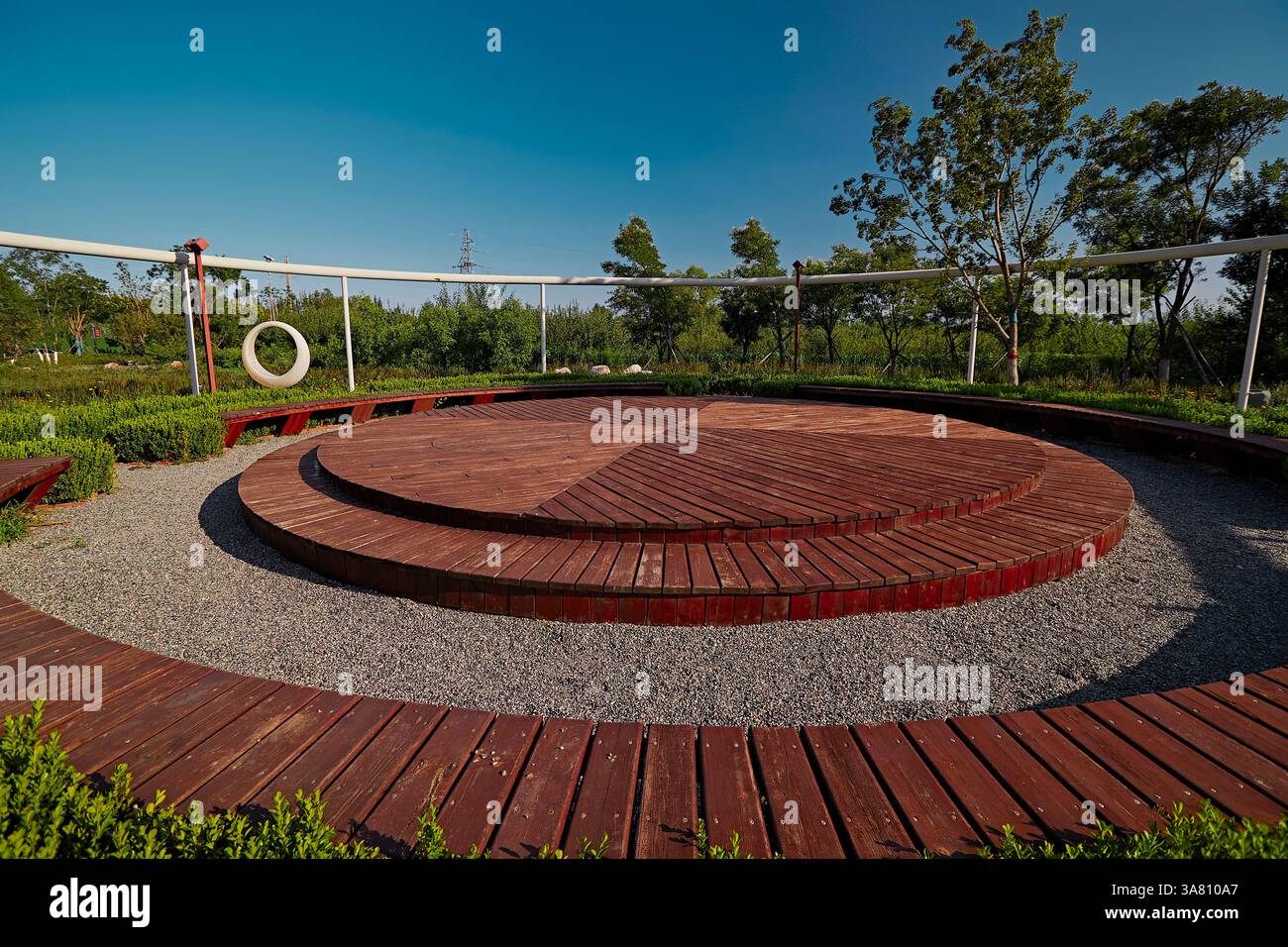 Parco per famiglie con attrezzature da gioco e vegetazione Foto Stock
