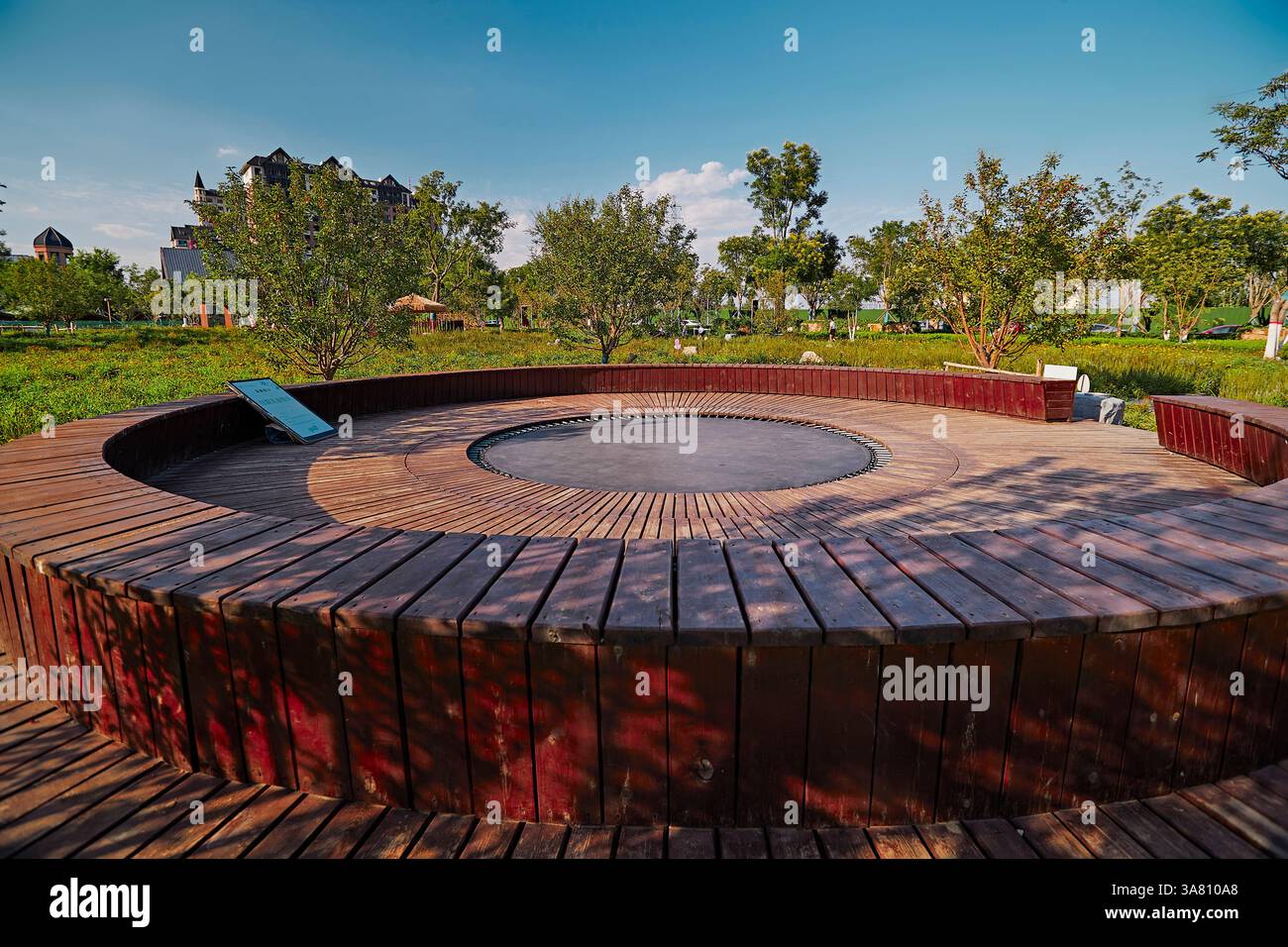 Parco per famiglie con attrezzature da gioco e vegetazione Foto Stock