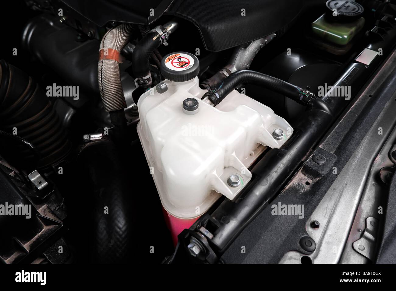 Primo piano del serbatoio del liquido di raffreddamento del radiatore per auto , concetto di parti automobilistiche Foto Stock