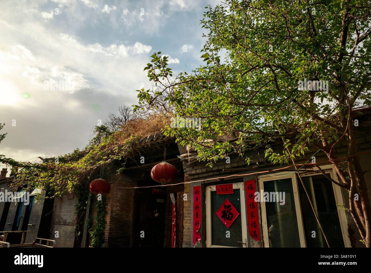 Ingresso Cinese con colonne di pietra e porta di legno Foto Stock