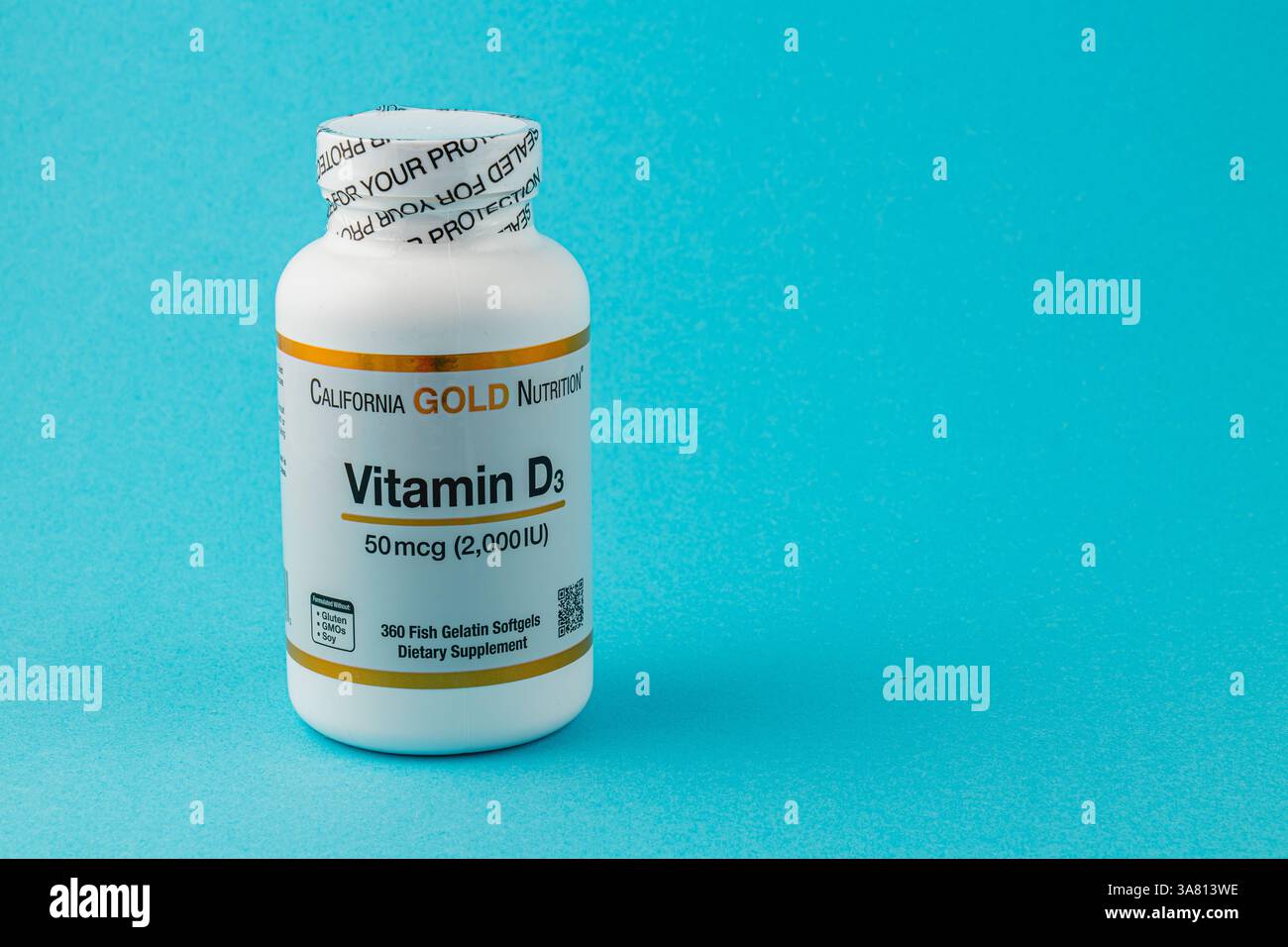 24.03.25 Lviv Ucraina Un flacone trasparente mostra i softgel della vitamina D3 su uno sfondo blu vivace. L'etichetta indica che contiene 50 mcg di vitamina, Foto Stock 24.03.25 Lviv Ucraina Un flacone trasparente mostra i softgel della vitamina D3 su uno sfondo blu vivace. L'etichetta indica che contiene 50 mcg di vitamina, Foto Stock