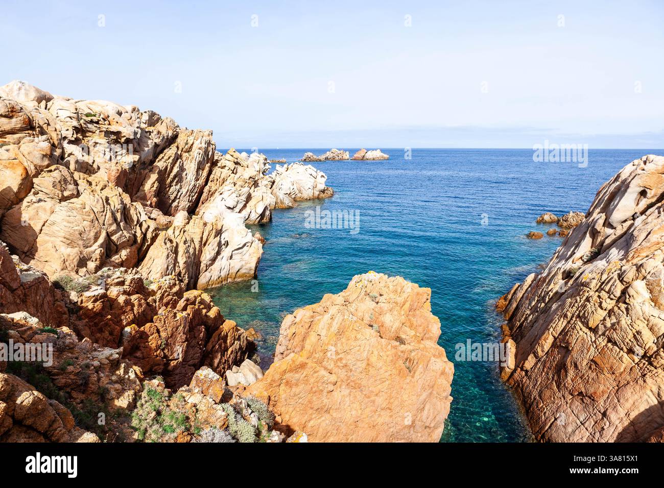 Caprera, Italia. Le incredibili acque turchesi color smeraldo del Mar Tirreno toccano la costa rocciosa dell'isola di Caprera nell'arcipelago della Maddalena, vicino alla Sardegna. Foto Stock