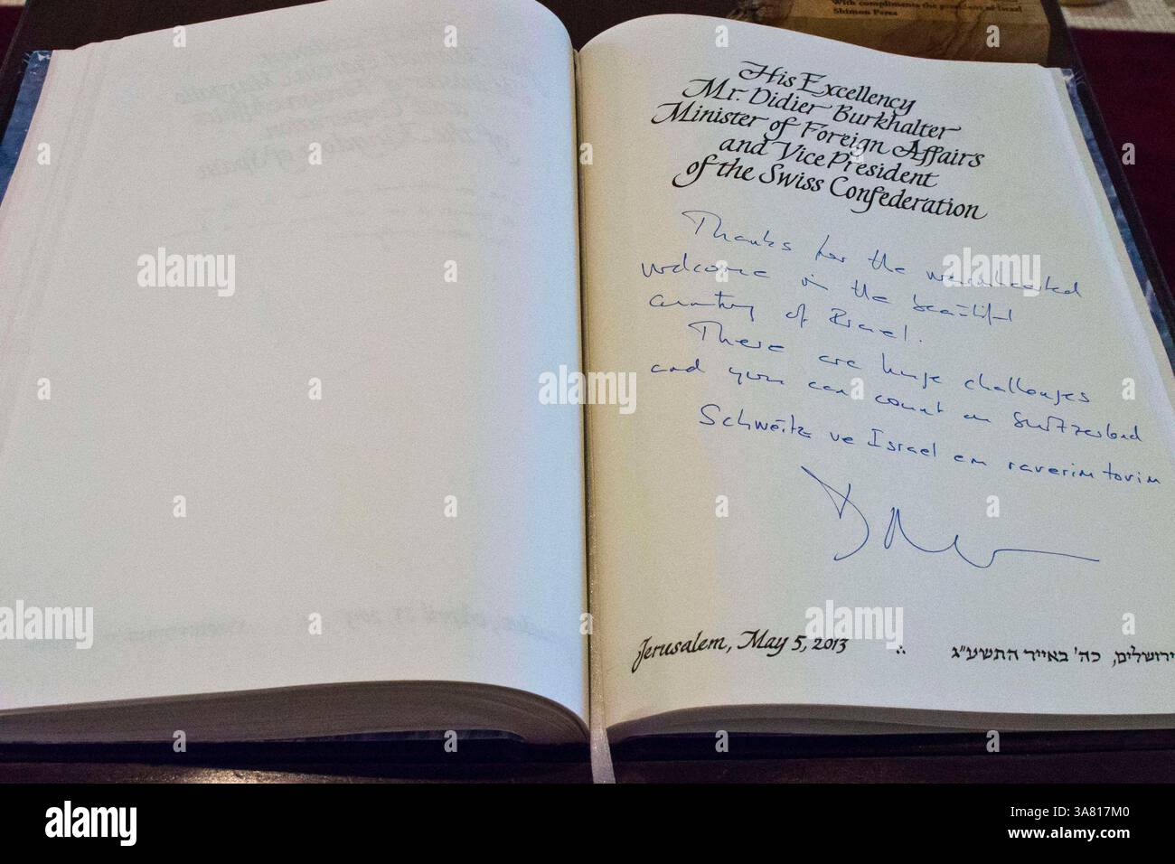 5 maggio 2013 - Gerusalemme, Israele - la voce di Swiss FM Burkhalter nel libro degli ospiti della Residenza dei Presidenti ringrazia Peres per il suo benvenuto in Israele e recita "Svizzera e Israele sono buoni amici" in ebraico scritto in lettere latine. (Immagine di credito: © Nir Alon/ZUMAPRESS.com) Foto Stock