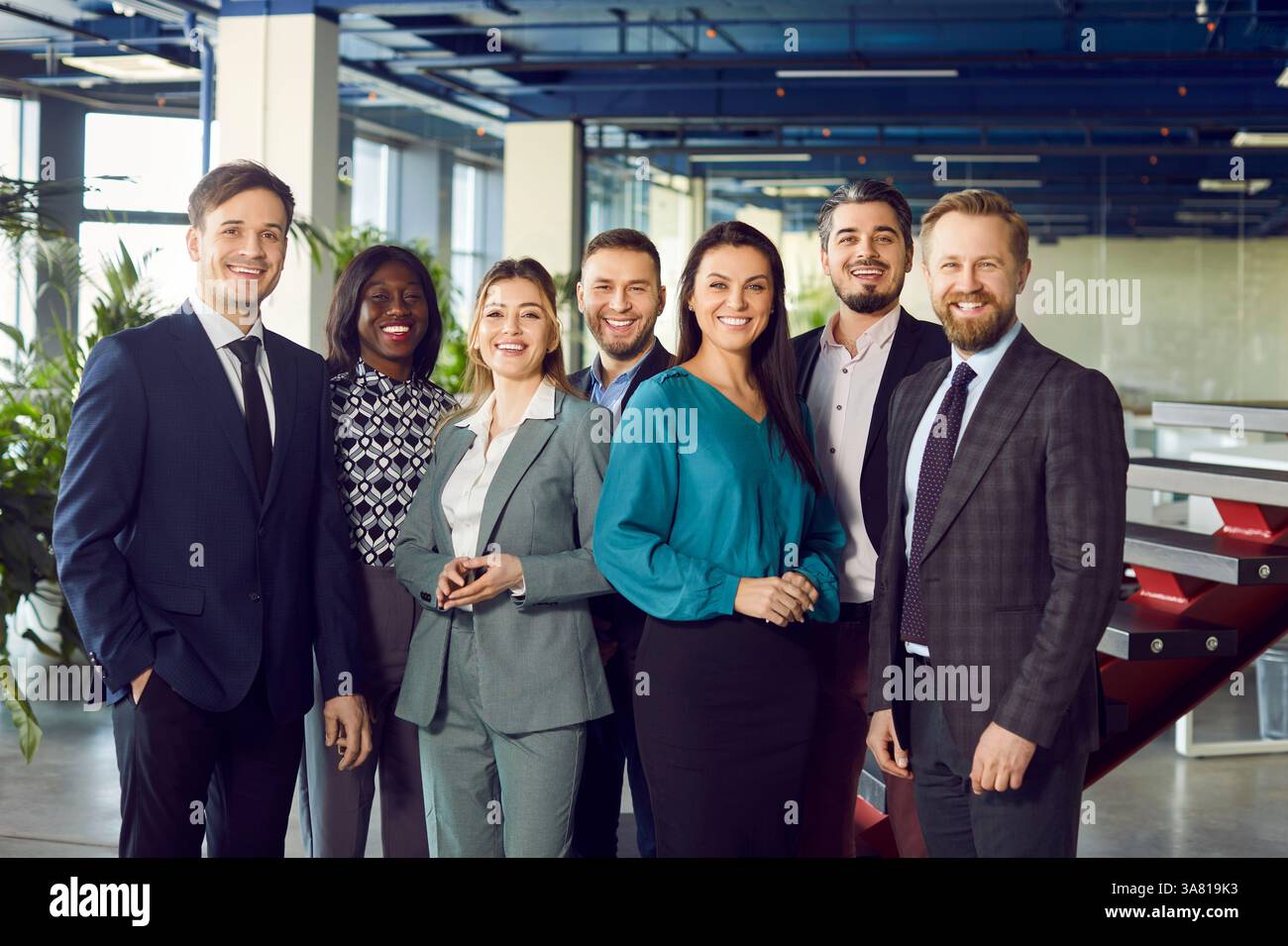 Ritratto di gruppo del team Happy Business People in ufficio Foto Stock