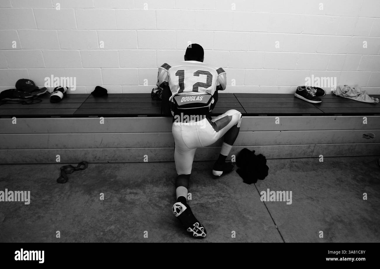 2 novembre 2012 - Columbia, SC, USA - Peter Goodwin si prende un momento per pregare prima della partita di playoff di apertura della squadra contro la centrale elettrica Christ Church. La scuola è una delle più ricche dello stato, con strutture all'avanguardia. Un contrasto con CA Johnson. Questa foto fa parte del terzo posto, fotoreporter dell'anno (mercati più piccoli), nella categoria NPPA 's 2013 Best of Photojournalism. (Immagine di credito: © Gerry Melendez/MCT/ZUMAPRESS.com) Foto Stock