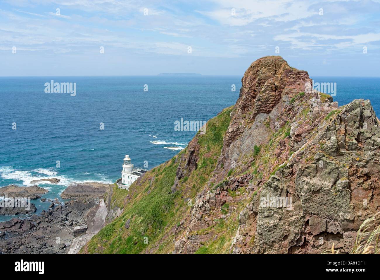 Il faro di Hartland Point nel Devon, in Inghilterra, segna il limite occidentale sul lato inglese del Canale di Bristol con l'Oceano Atlantico che continua fino a Th Foto Stock