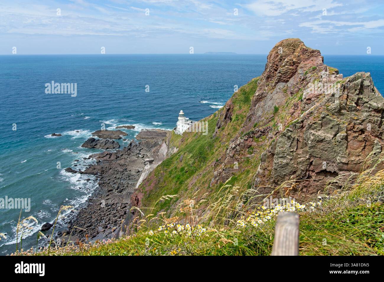 Il faro di Hartland Point nel Devon, in Inghilterra, segna il limite occidentale sul lato inglese del Canale di Bristol con l'Oceano Atlantico che continua fino a Th Foto Stock