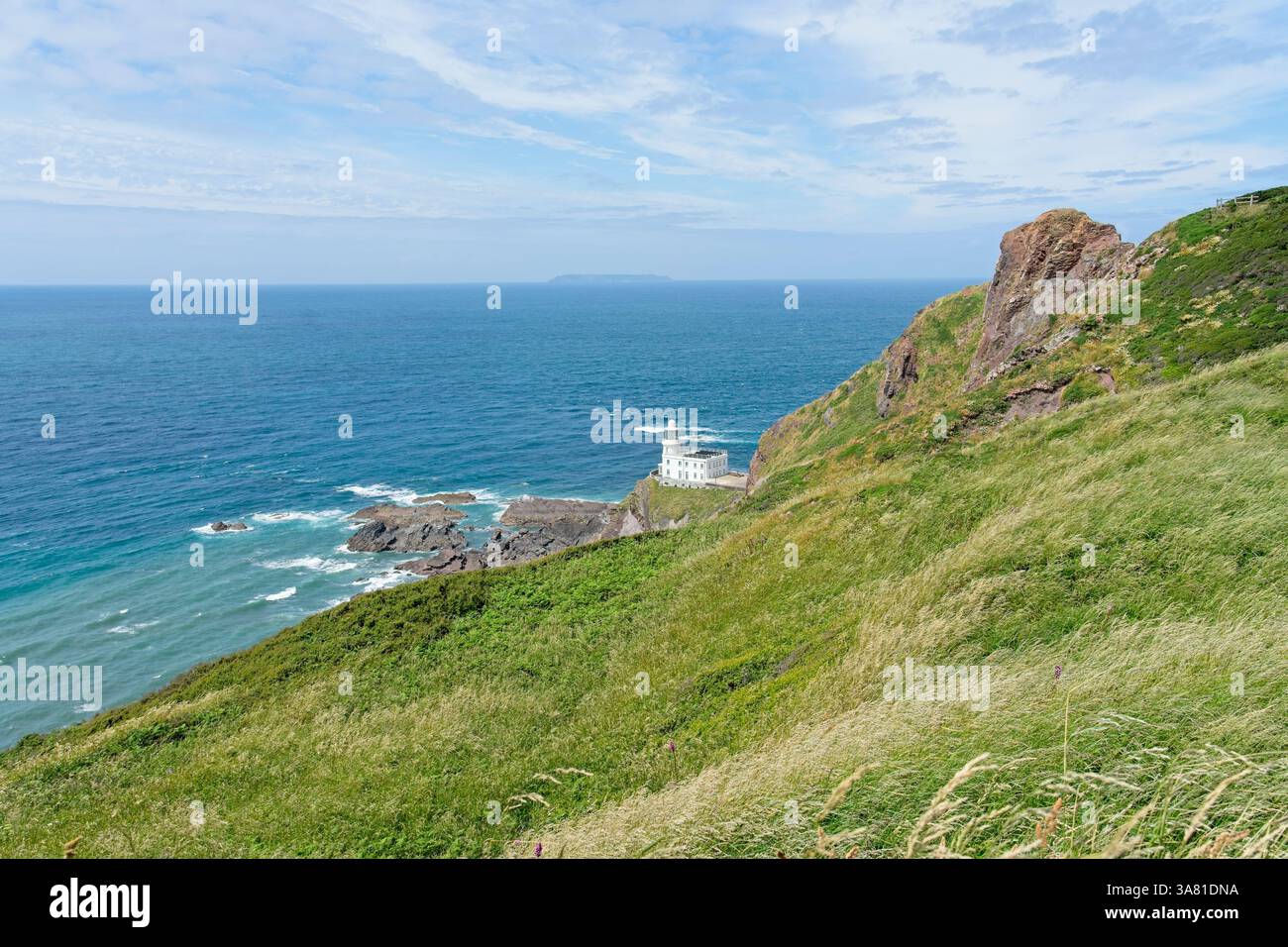Il faro di Hartland Point nel Devon, in Inghilterra, segna il limite occidentale sul lato inglese del Canale di Bristol con l'Oceano Atlantico che continua fino a Th Foto Stock