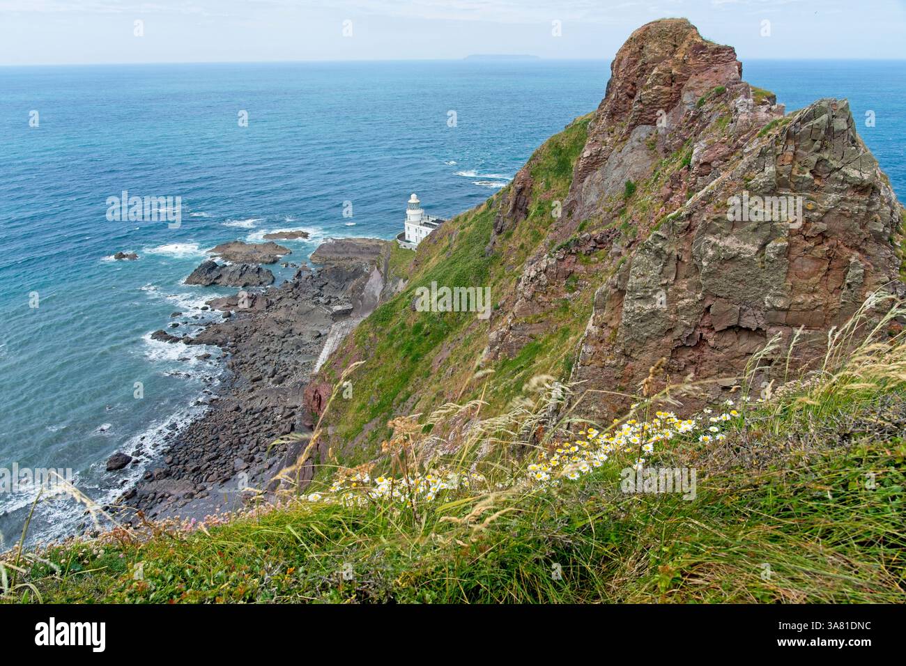 Il faro di Hartland Point nel Devon, in Inghilterra, segna il limite occidentale sul lato inglese del Canale di Bristol con l'Oceano Atlantico che continua fino a Th Foto Stock