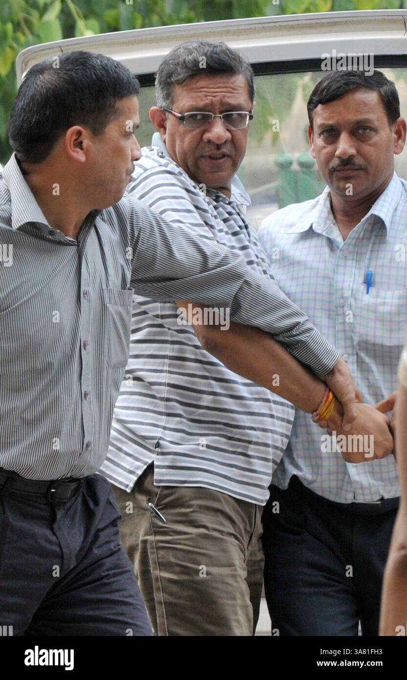 NUOVA DELHI, INDIA - 6 MAGGIO: Membro sospeso del Consiglio ferroviario Mahesh Kumar dopo essere stato prodotto lunedì lunedì presso il tribunale di Patiala House dal CBI di nuova Delhi in relazione a un caso di corruzione. (Foto di K Asif/India Today Group) *** didascalia locale *** Mahesh Kumar (immagine di credito: © India Today/ZUMAPRESS.com) Foto Stock