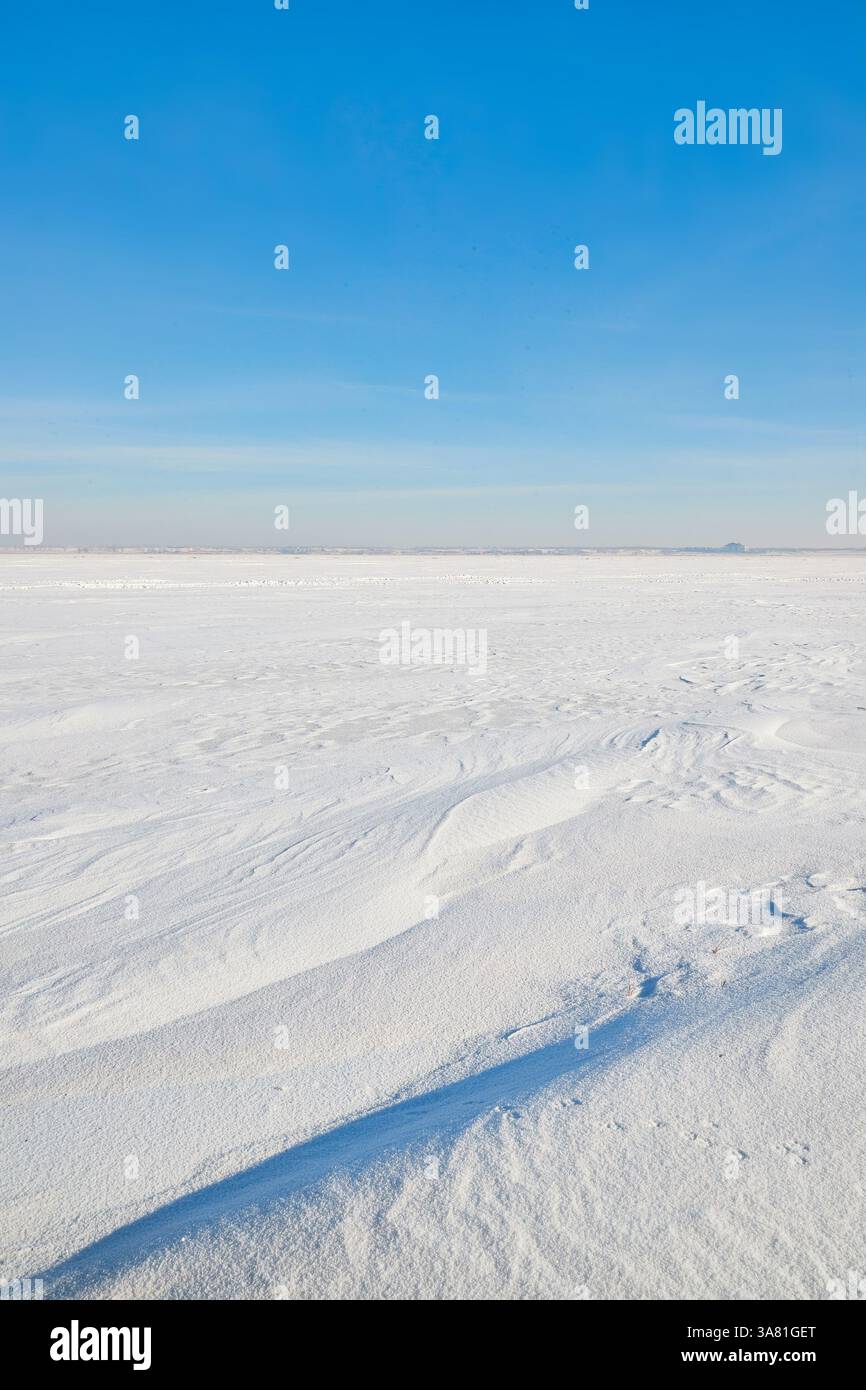 Vasto paesaggio innevato sotto il cielo blu Foto Stock