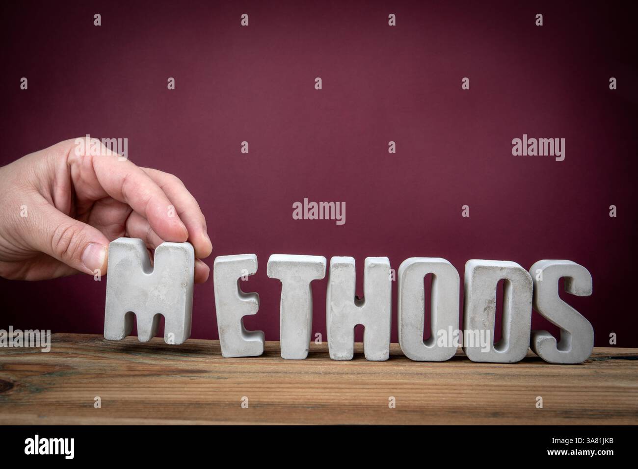 Parola METODI creata da lettere alfabetiche concrete su una scrivania in legno. Foto Stock