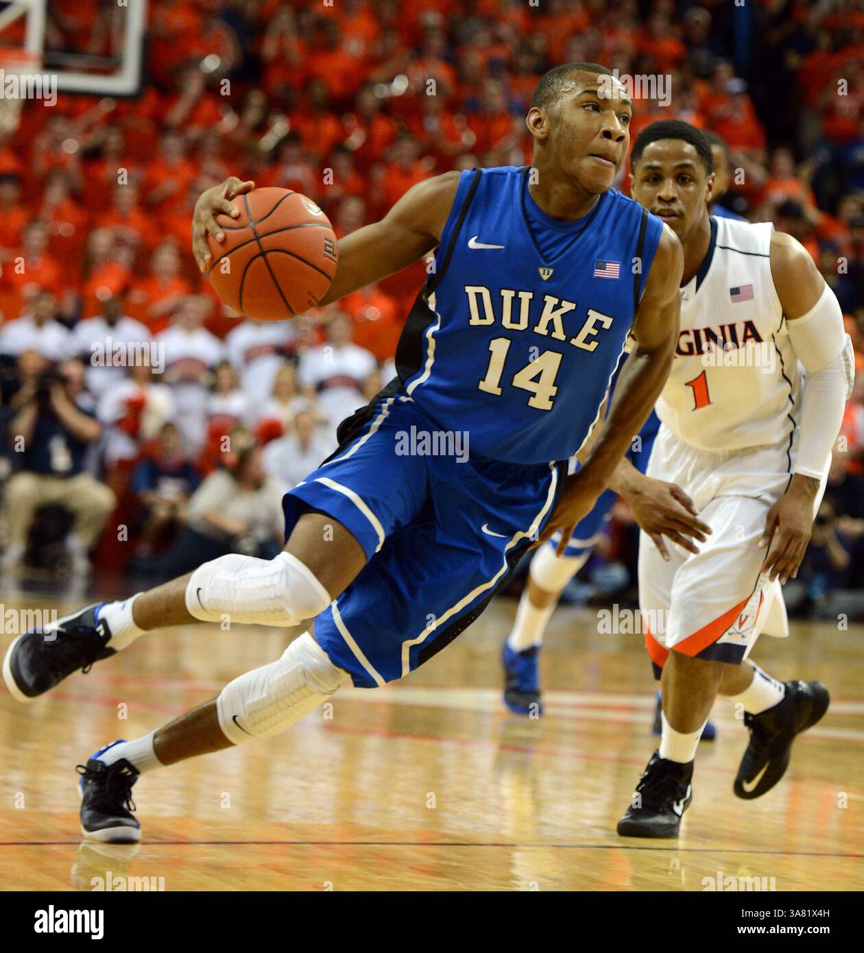 28 febbraio 2013 - Charlotteville, va, Stati Uniti - Duke's Rasheed Sulaimon (14) si trasferisce all'interno come Jontel Evans (1) della Virginia gioca nel primo tempo alla John Paul Jones Arena di Charlottesville, Virginia, giovedì 28 febbraio 2013. (Immagine di credito: © Chuck Liddy/MCT/ZUMAPRESS.com) Foto Stock