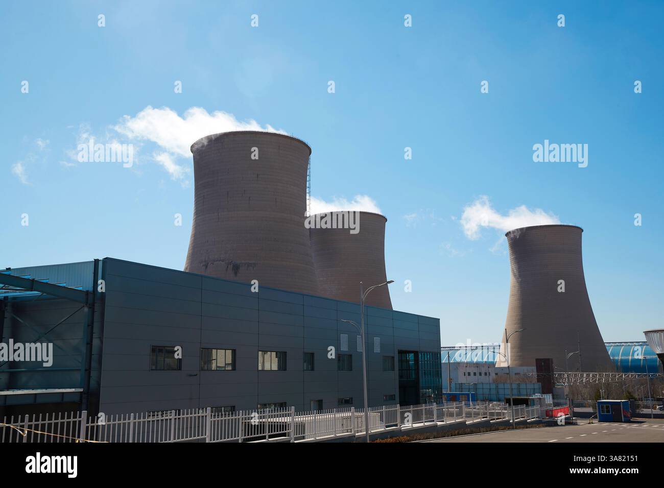 Impianto industriale con Smokestacks e linee elettriche Foto Stock