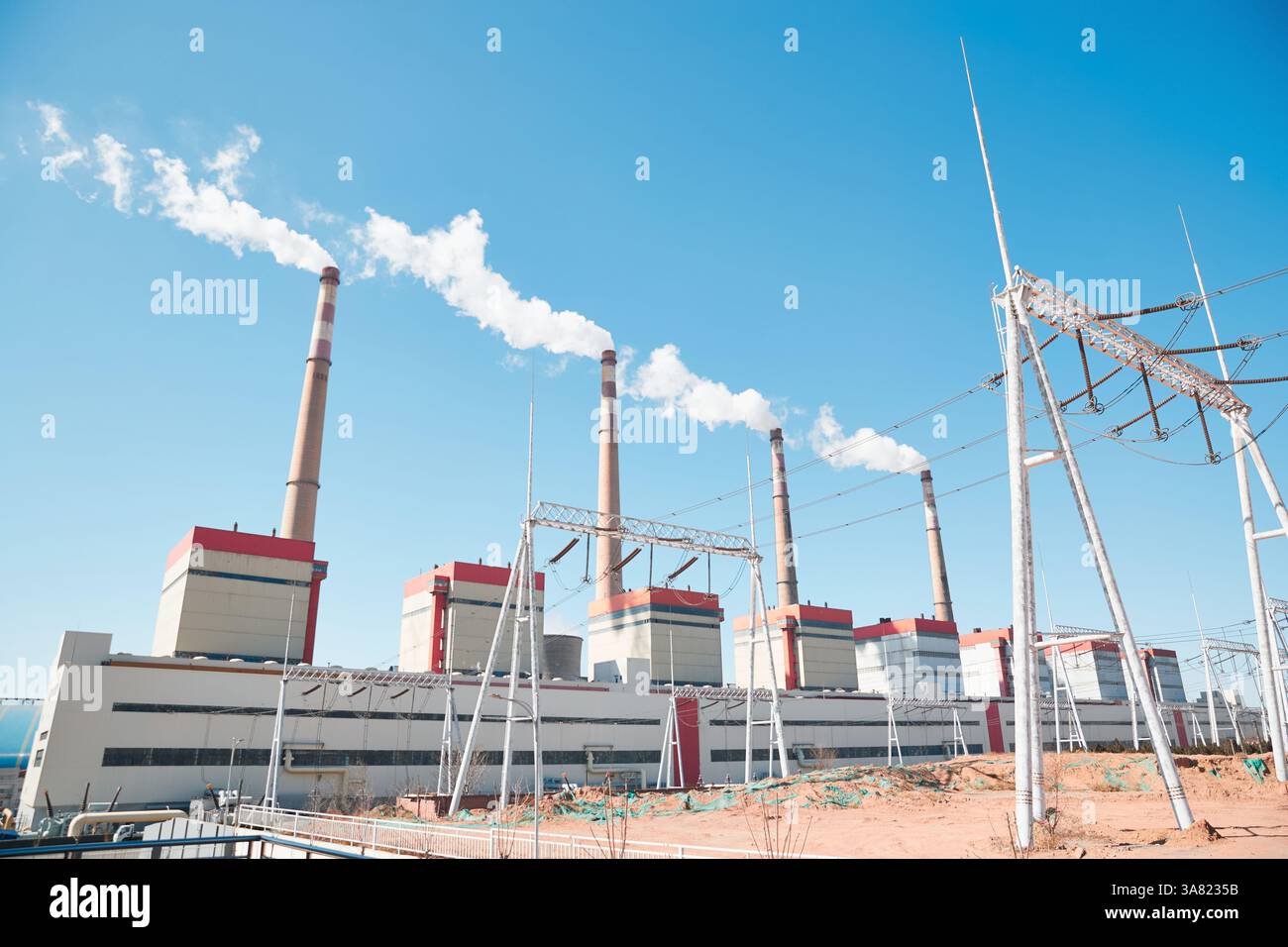 Impianto industriale con Smokestacks e linee elettriche Foto Stock