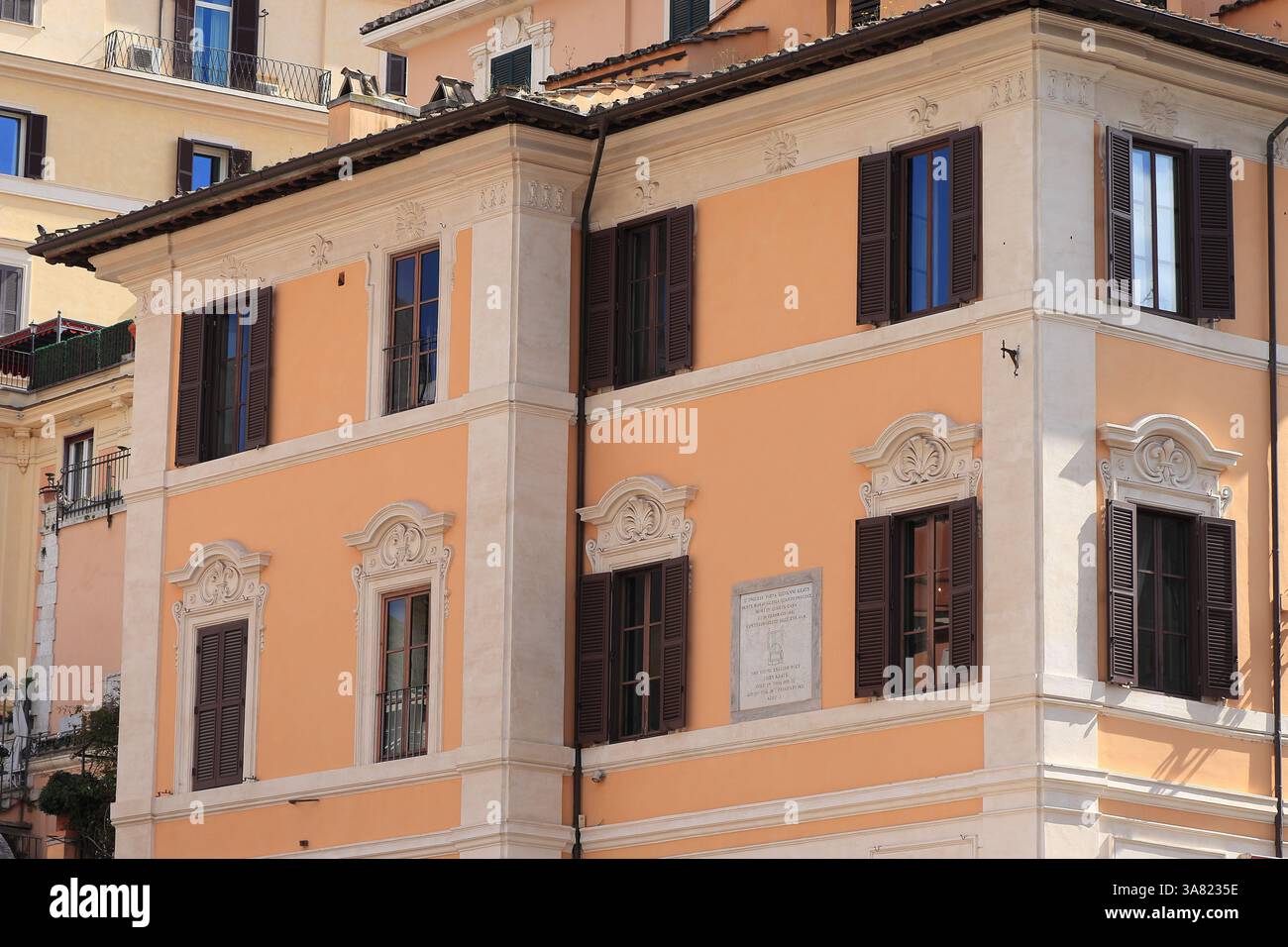 Dettaglio della facciata con finestre, persiane e placca della casa Keats-Shelley a Roma, Italia, marzo 2025 Foto Stock