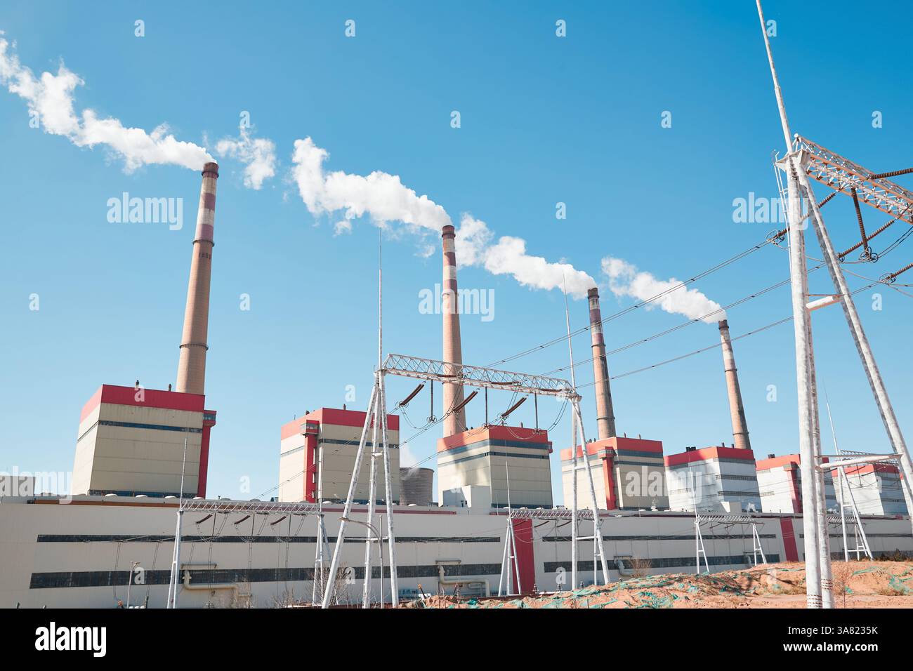 Impianto industriale con Smokestacks e linee elettriche Foto Stock