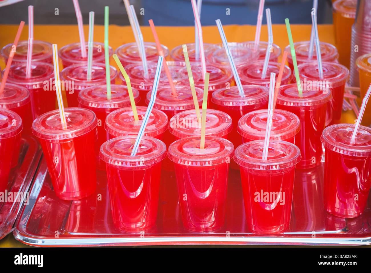 Succo di anguria servito in bicchieri di plastica con cannucce al Brick Lane Market di Londra Foto Stock