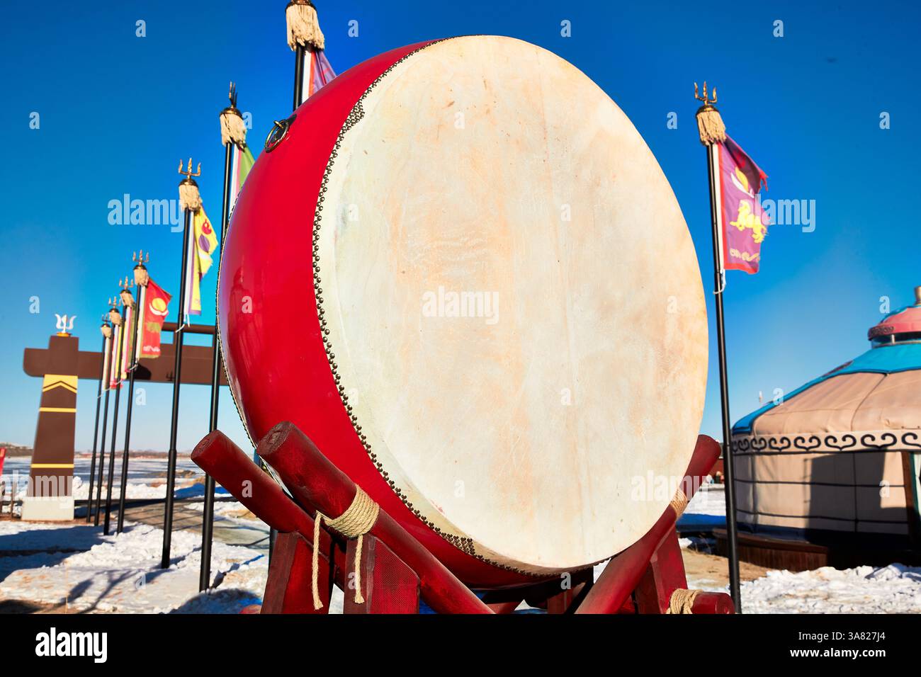 Tradizionale tamburo mongolo con bandiere colorate contro il cielo blu Foto Stock