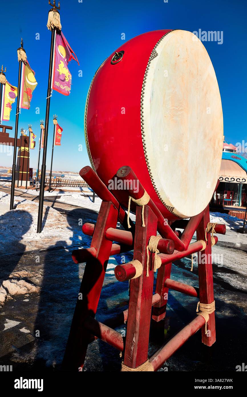 Tradizionale tamburo mongolo con bandiere colorate contro il cielo blu Foto Stock