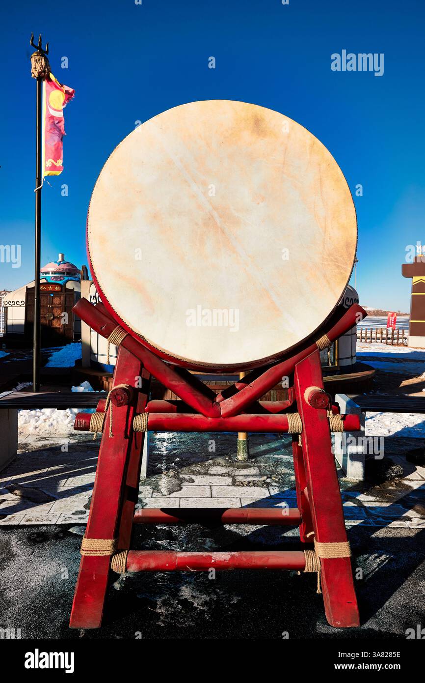 Tradizionale tamburo mongolo con bandiere colorate contro il cielo blu Foto Stock