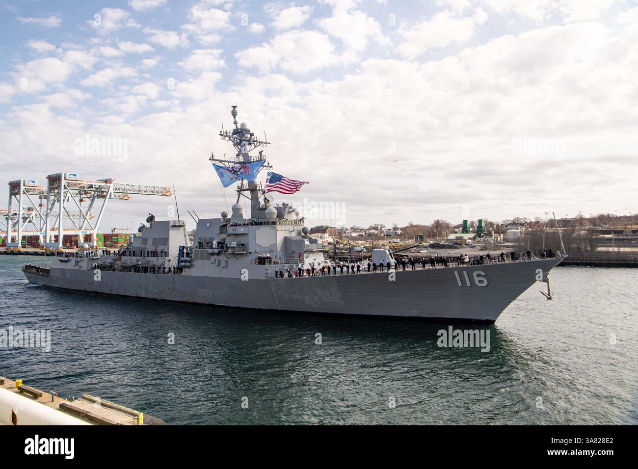 250313-N-RC359-1093 BOSTON (13 marzo 2025) – il cacciatorpediniere missilistico guidato classe Arleigh Burke USS Thomas Hudner (DDG 116) ormeggia a Boston per un colpo Foto Stock