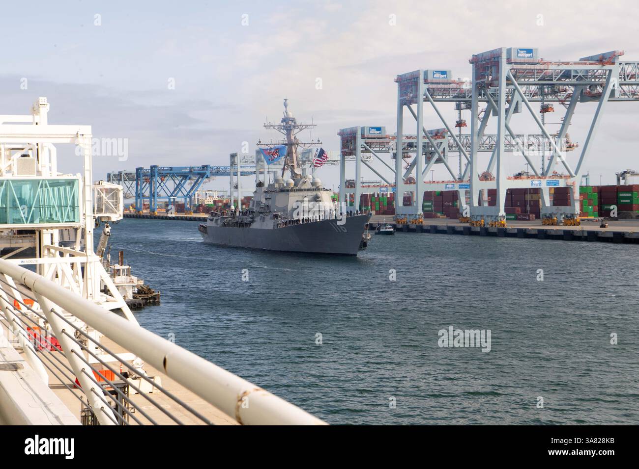 250313-N-RC359-1032 BOSTON (13 marzo 2025) – il cacciatorpediniere missilistico guidato classe Arleigh Burke USS Thomas Hudner (DDG 116) ormeggia a Boston per un colpo Foto Stock