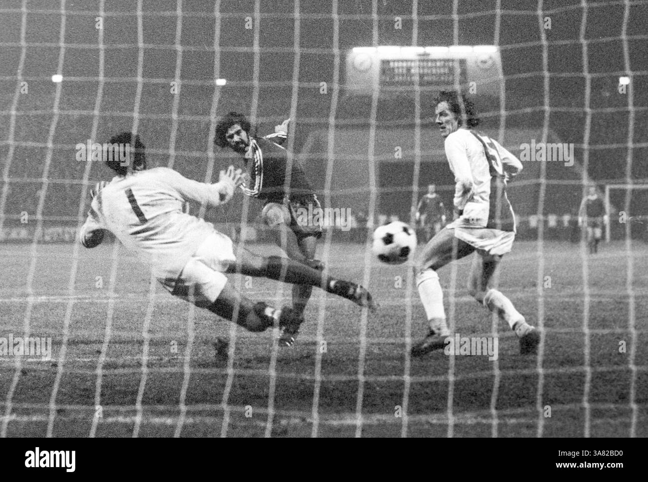 Coppa europea di calcio: 1. FC Magdeburg - Bayern Muenchen 1:2 Gerd Müller segna il gol per arrivare a 0:2 per il Bayern. Il portiere Ulrich Schulze e Klaus Decker (a destra) non possono più intervenire. 06.11.1974 [traduzione automatica] Foto Stock