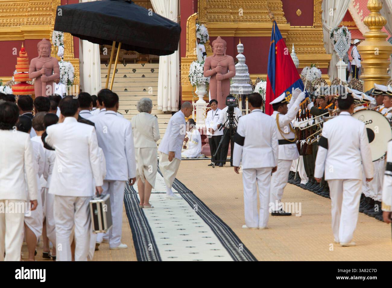 7 febbraio 2013 - Phnom Penh, Cambogia - il re NORODOM SIHAMONY e la regina NORODOM MONINEATH arrivano per prendere i resti cremati del defunto re della Cambogia N. Sihanouk, dal sito di cremazione media di vitello al Palazzo reale di Phnom Penh, Cambogia il terzo giorno dopo la sua cremazione. (Immagine di credito: © Ira Chaplain/ZUMAPRESS.com) Foto Stock