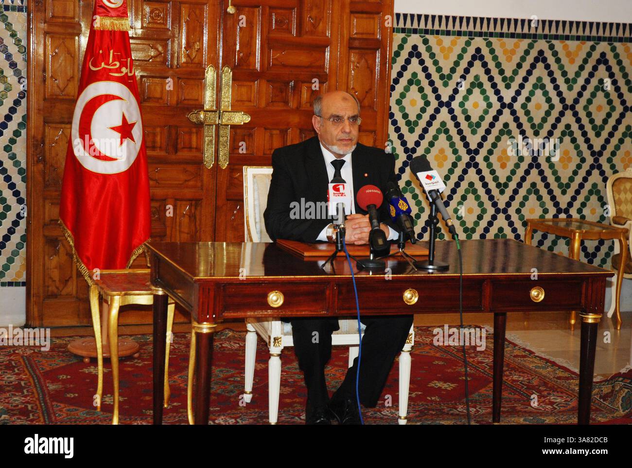 6 febbraio 2013 - Tunisi, Tunisi, Tunisia - il capo del governo Hamadi Jebali ha annunciato la decisione di formare un governo nazionale con competenze limitate che non appartengono a nessun partito e che lavorano per l'interesse della nazione nell'ambito di un compito specifico, ossia la direzione degli affari del paese e che, fino alla rapida organizzazione delle elezioni... il governo dei tecnocrati che offre tocca tutti i ministeri, compresi quelli della sovranità, e deve rispettare il principio di neutralità e lavorare per far uscire il paese da questa situazione eccezionale. (Immagine di credito: © Chokri Mahjoub/ZUMAPRESS.com) Foto Stock