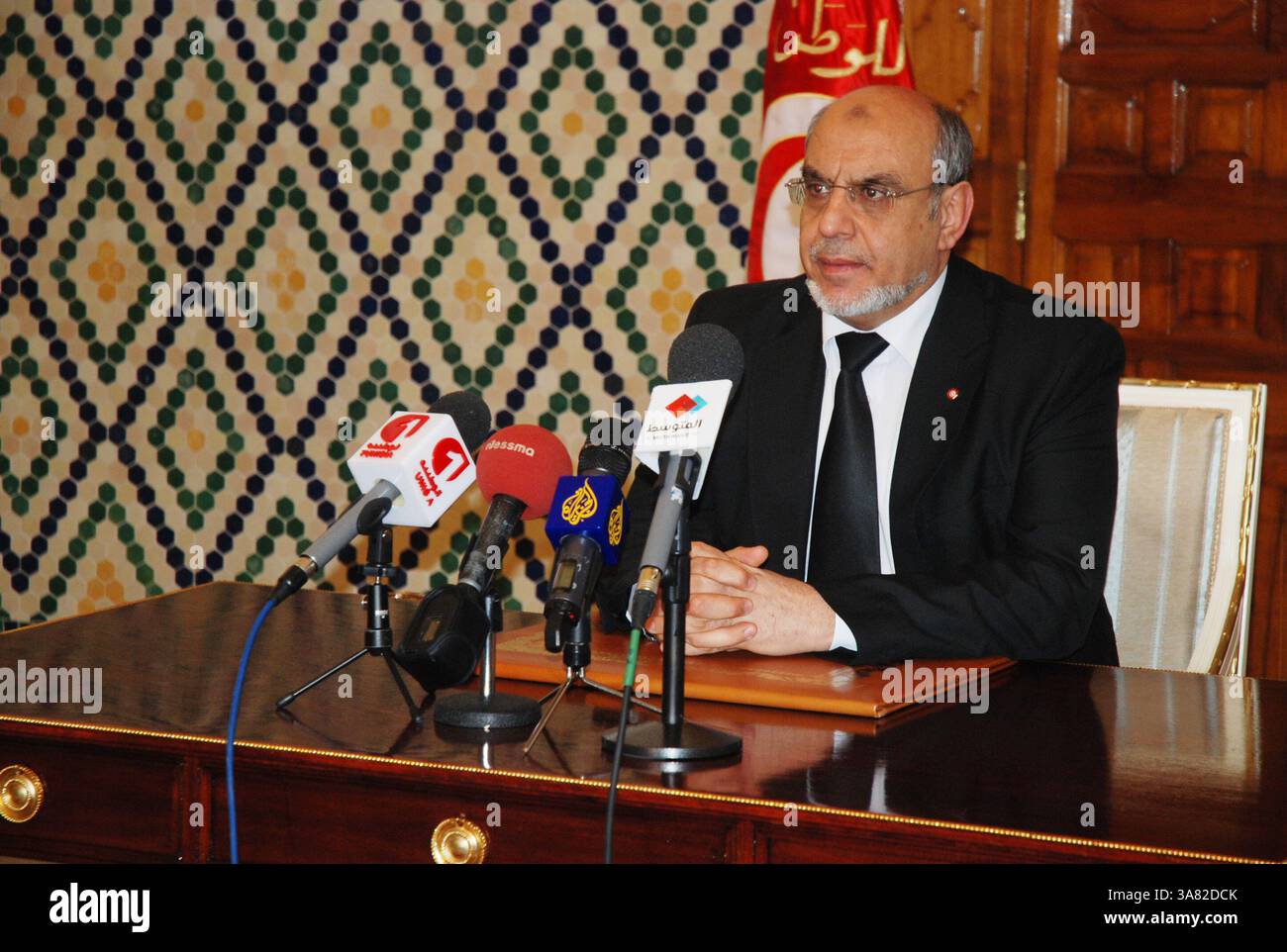 6 febbraio 2013 - Tunisi, Tunisi, Tunisia - il capo del governo Hamadi Jebali ha annunciato la decisione di formare un governo nazionale con competenze limitate che non appartengono a nessun partito e che lavorano per l'interesse della nazione nell'ambito di un compito specifico, ossia la direzione degli affari del paese e che, fino alla rapida organizzazione delle elezioni... il governo dei tecnocrati che offre tocca tutti i ministeri, compresi quelli della sovranità, e deve rispettare il principio di neutralità e lavorare per far uscire il paese da questa situazione eccezionale. (Immagine di credito: © Chokri Mahjoub/ZUMAPRESS.com) Foto Stock