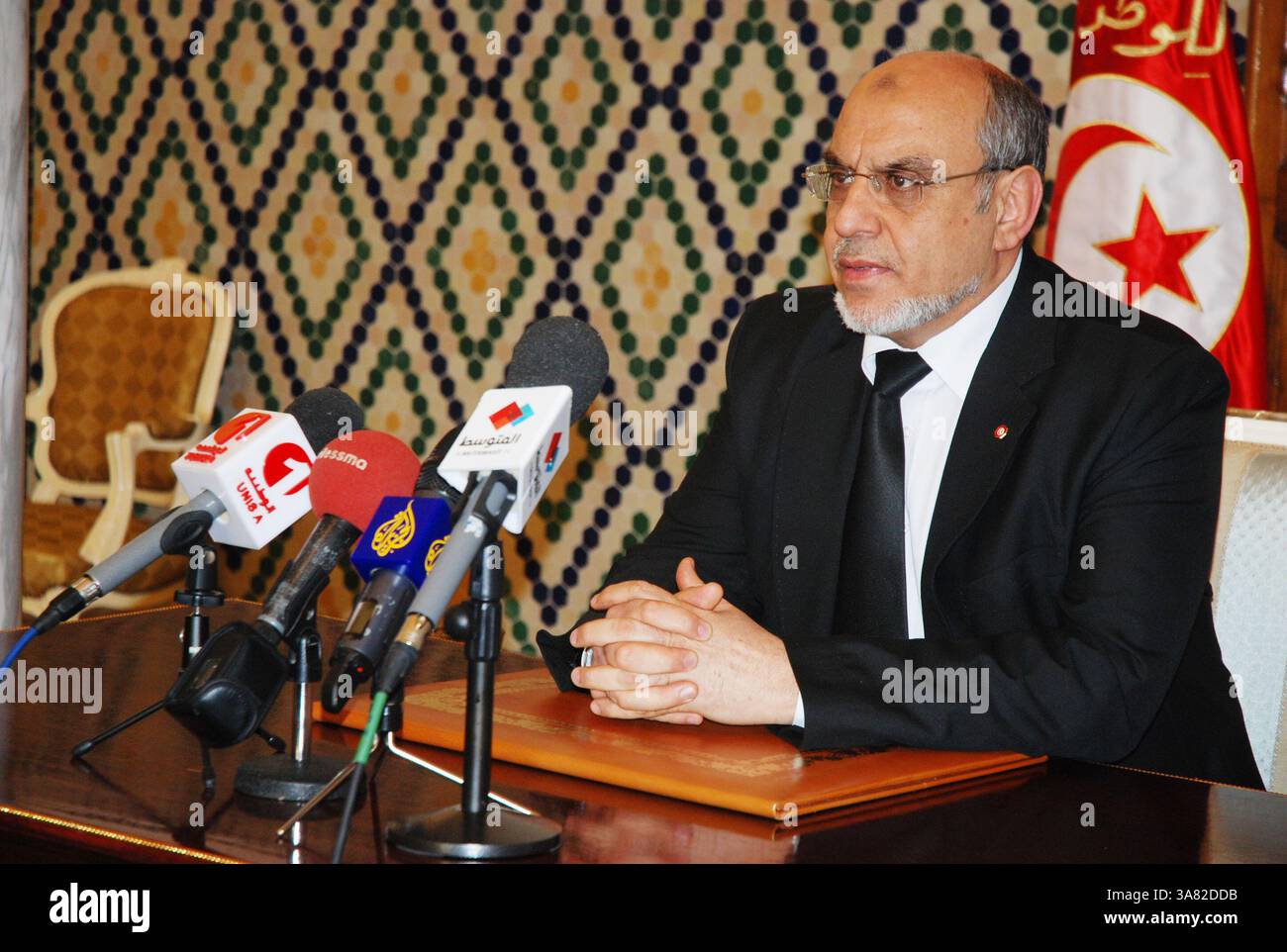 6 febbraio 2013 - Tunisi, Tunisi, Tunisia - il capo del governo Hamadi Jebali ha annunciato la decisione di formare un governo nazionale con competenze limitate che non appartengono a nessun partito e che lavorano per l'interesse della nazione nell'ambito di un compito specifico, ossia la direzione degli affari del paese e che, fino alla rapida organizzazione delle elezioni... il governo dei tecnocrati che offre tocca tutti i ministeri, compresi quelli della sovranità, e deve rispettare il principio di neutralità e lavorare per far uscire il paese da questa situazione eccezionale. (Immagine di credito: © Chokri Mahjoub/ZUMAPRESS.com) Foto Stock