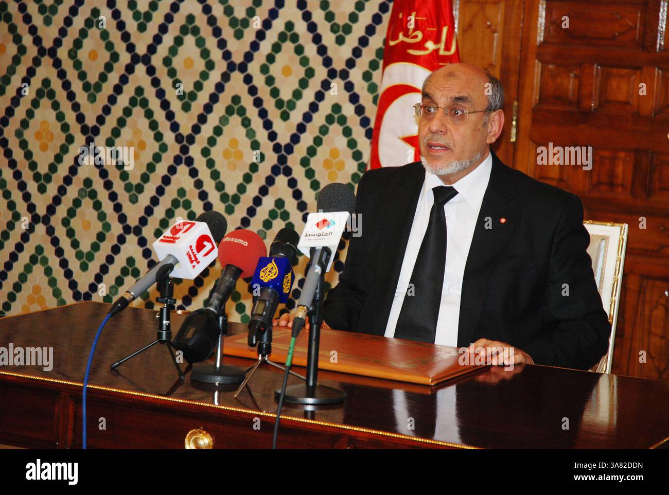6 febbraio 2013 - Tunisi, Tunisi, Tunisia - il capo del governo Hamadi Jebali ha annunciato la decisione di formare un governo nazionale con competenze limitate che non appartengono a nessun partito e che lavorano per l'interesse della nazione nell'ambito di un compito specifico, ossia la direzione degli affari del paese e che, fino alla rapida organizzazione delle elezioni... il governo dei tecnocrati che offre tocca tutti i ministeri, compresi quelli della sovranità, e deve rispettare il principio di neutralità e lavorare per far uscire il paese da questa situazione eccezionale. (Immagine di credito: © Chokri Mahjoub/ZUMAPRESS.com) Foto Stock