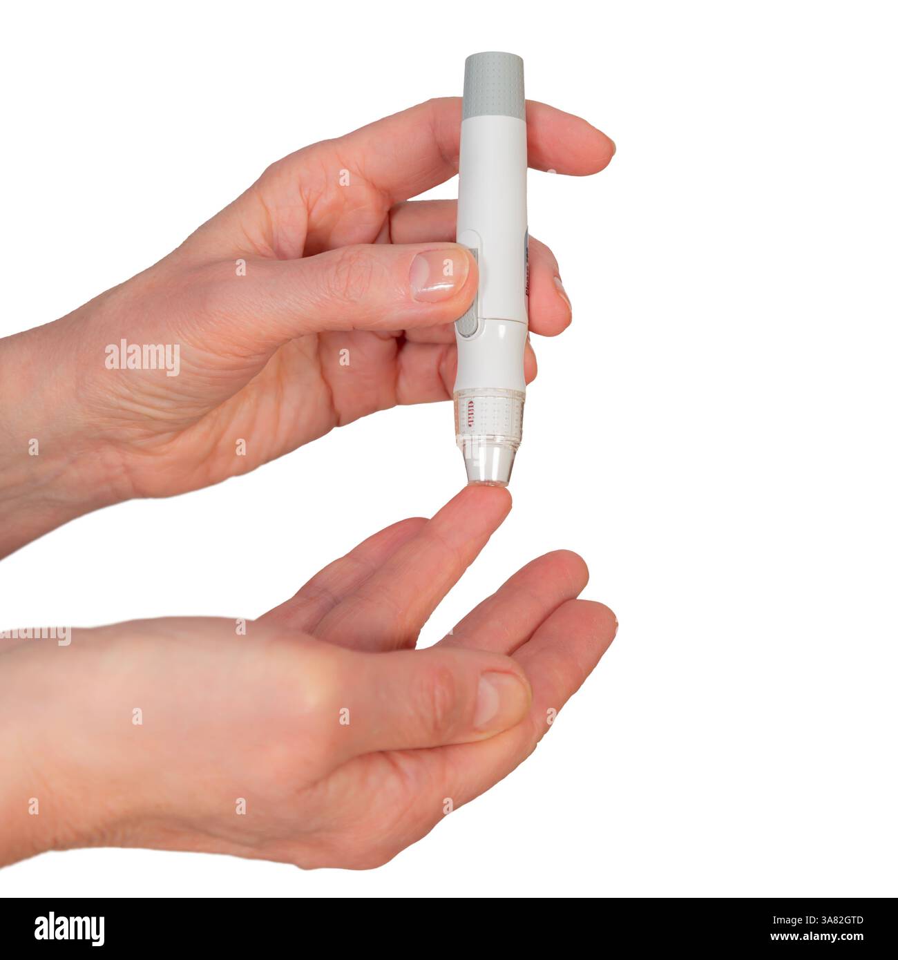 Le mani si stanno preparando a prelevare un campione di sangue dalla punta delle dita per la misurazione della glicemia per monitorare la salute del diabete a casa. Foto Stock