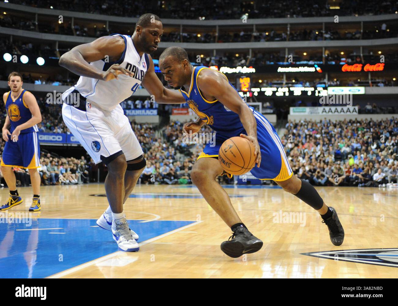 9 febbraio 2013: Il power forward dei Golden State Warriors Carl Landry #7 affronta Elton Brand #42 contro i Dallas Mavericks durante una partita NBA tra i Golden State Warriors e i Dallas Mavericks all'American Airlines Center di Dallas, Texas Dallas sconfisse Golden State 116-91(Credit Image: © Albert pena/Cal Sport Media/ZUMAPRESS.com) Foto Stock