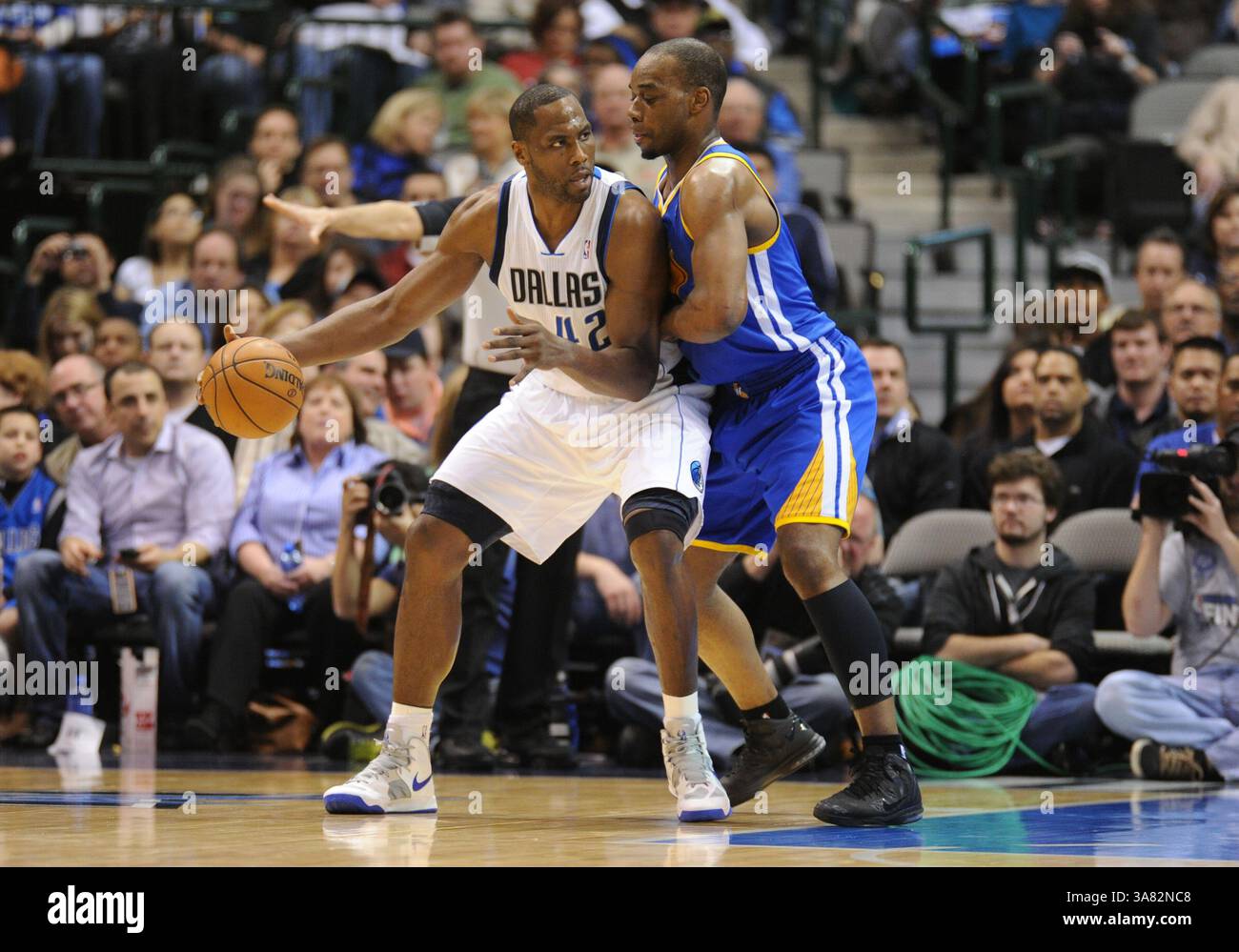 09 febbraio 2013: Il power forward dei Dallas Mavericks Elton Brand #42 è sorvegliato dal power forward dei Golden State Warriors Carl Landry #7 durante una partita NBA tra i Golden State Warriors e i Dallas Mavericks all'American Airlines Center di Dallas, Texas Dallas ha sconfitto Golden State 116-91(Credit Image: © Albert pena/Cal Sport Media/ZUMAPRESS.com) Foto Stock