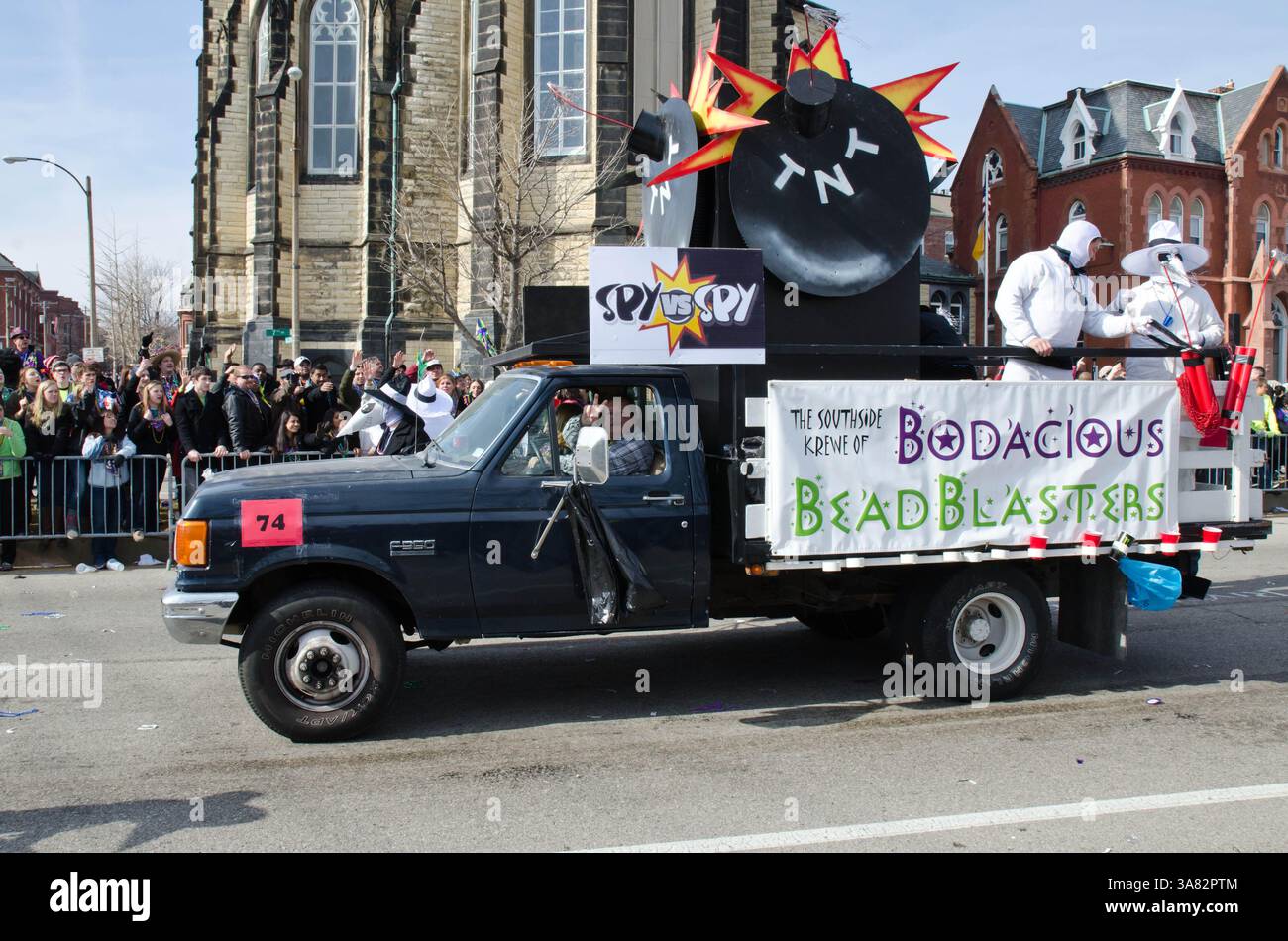 9 febbraio 2013 - St. Louis, Missouri, Stati Uniti d'America - 9 febbraio 2013 - St. Louis MO, durante la sfilata Soulard Mardi Gras del 2013 il cui tema è ''Get Animated''', un galleggiante che rappresenta il vecchio fumetto ''Spy vs Spy' (immagine di credito: © Richard Ulreich/ZUMApress.com) Foto Stock