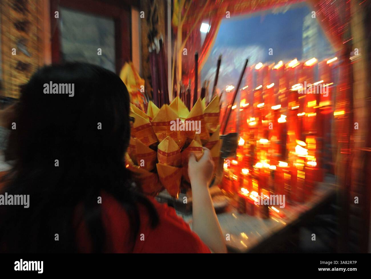 10 febbraio 2013 - migliaia di confuciani cinesi hanno partecipato a una preghiera insieme commemorata serpente d'acqua Capodanno lunare cinese 2564 a Hong San Ko Tee Temple Surabaya, Indonesia a mezzanotte. (Immagine di credito: © Robertus Pudyanto/ZUMAPRESS.com) Foto Stock