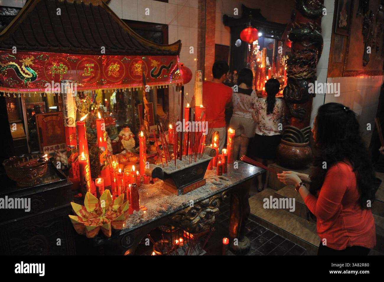 10 febbraio 2013 - migliaia di confuciani cinesi hanno partecipato a una preghiera insieme commemorata serpente d'acqua Capodanno lunare cinese 2564 a Hong San Ko Tee Temple Surabaya, Indonesia a mezzanotte. (Immagine di credito: © Robertus Pudyanto/ZUMAPRESS.com) Foto Stock