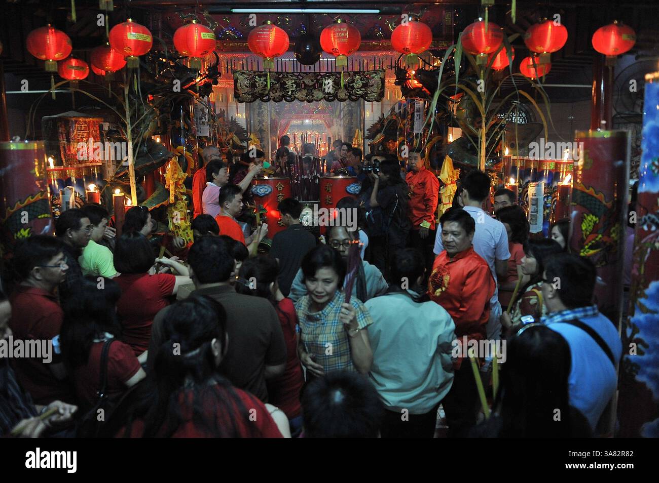 10 febbraio 2013 - migliaia di confuciani cinesi hanno partecipato a una preghiera insieme commemorata serpente d'acqua Capodanno lunare cinese 2564 a Hong San Ko Tee Temple Surabaya, Indonesia a mezzanotte. (Immagine di credito: © Robertus Pudyanto/ZUMAPRESS.com) Foto Stock