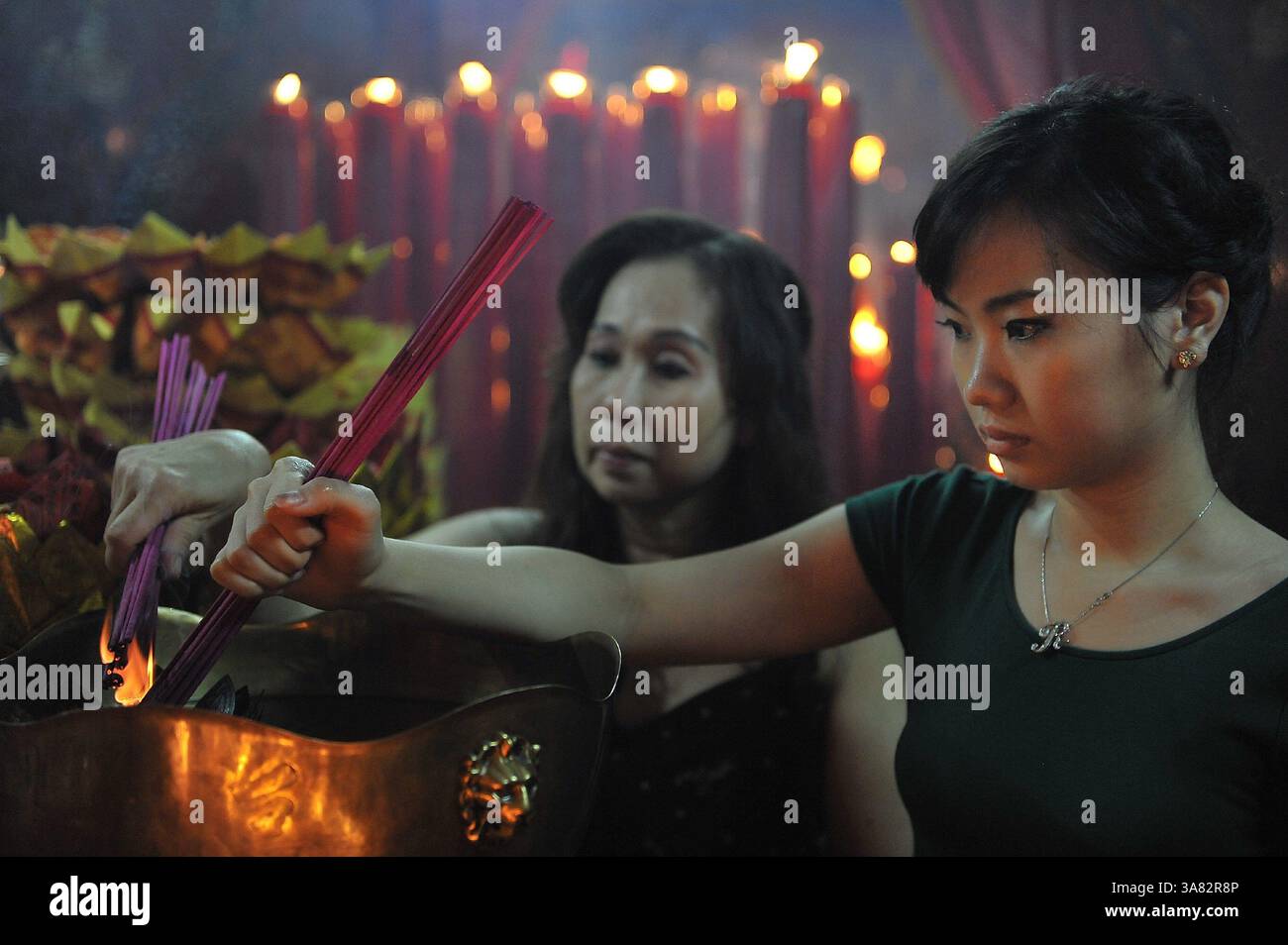 10 febbraio 2013 - migliaia di confuciani cinesi hanno partecipato a una preghiera insieme commemorata serpente d'acqua Capodanno lunare cinese 2564 a Hong San Ko Tee Temple Surabaya, Indonesia a mezzanotte. (Immagine di credito: © Robertus Pudyanto/ZUMAPRESS.com) Foto Stock