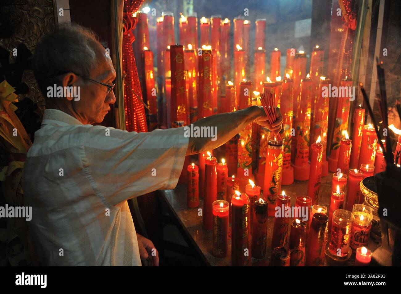 9 febbraio 2013 - migliaia di confuciani cinesi hanno partecipato a una preghiera per il prossimo Capodanno lunare cinese al Tempio di Hong San Ko Tee a mezzanotte. (Immagine di credito: © Robertus Pudyanto/ZUMAPRESS.com) Foto Stock
